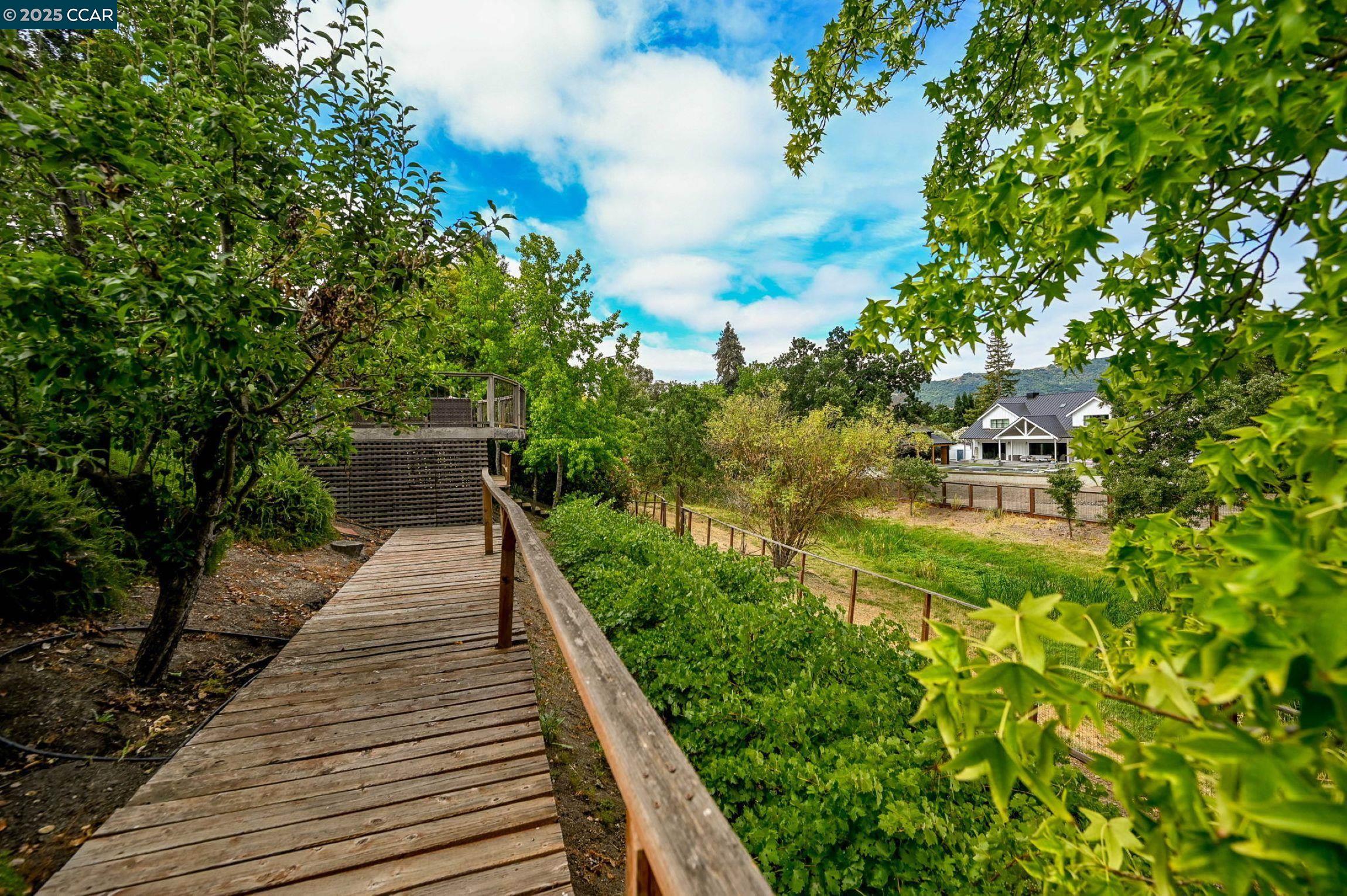 34 Willowview Ct