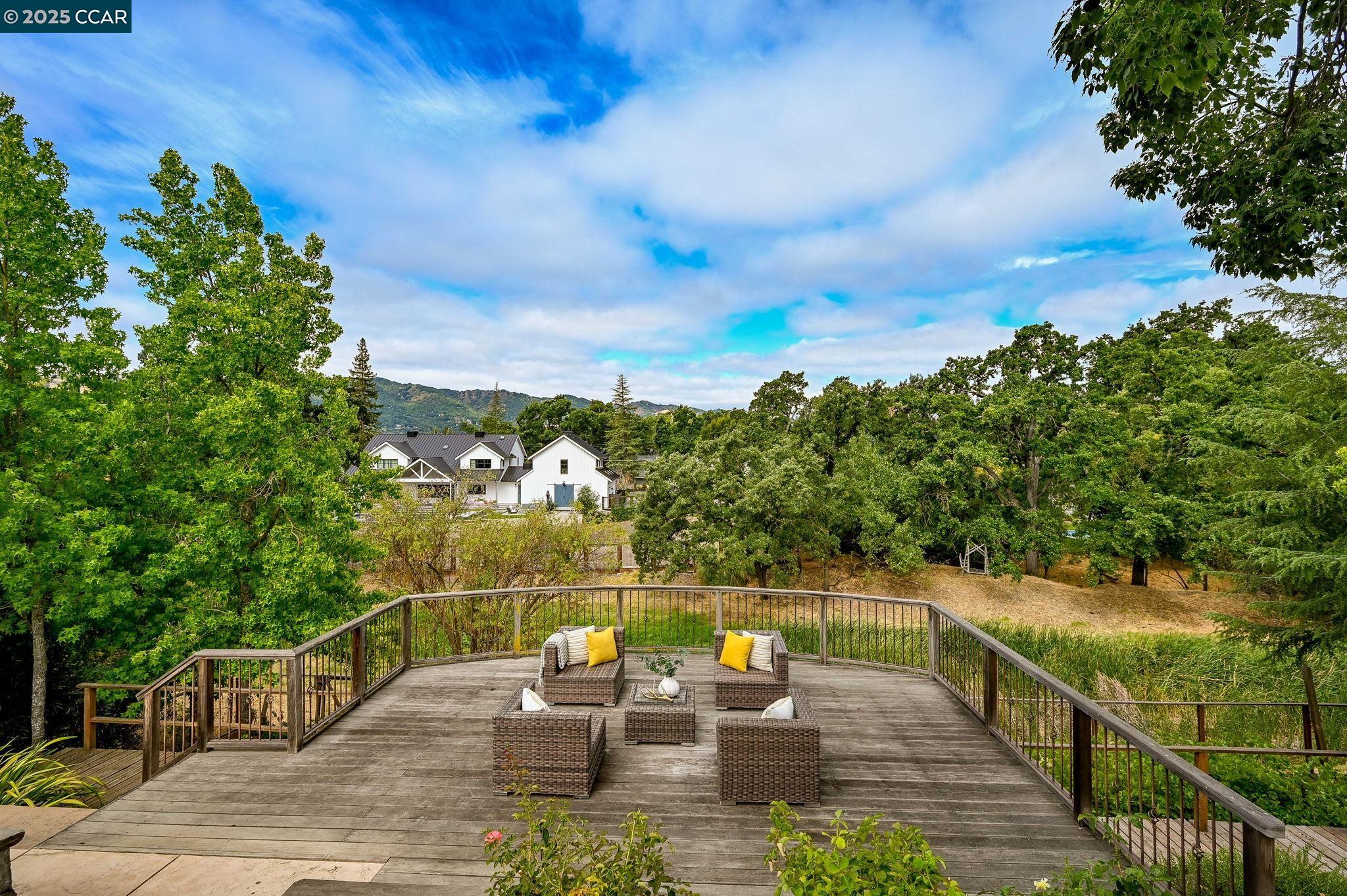 34 Willowview Ct