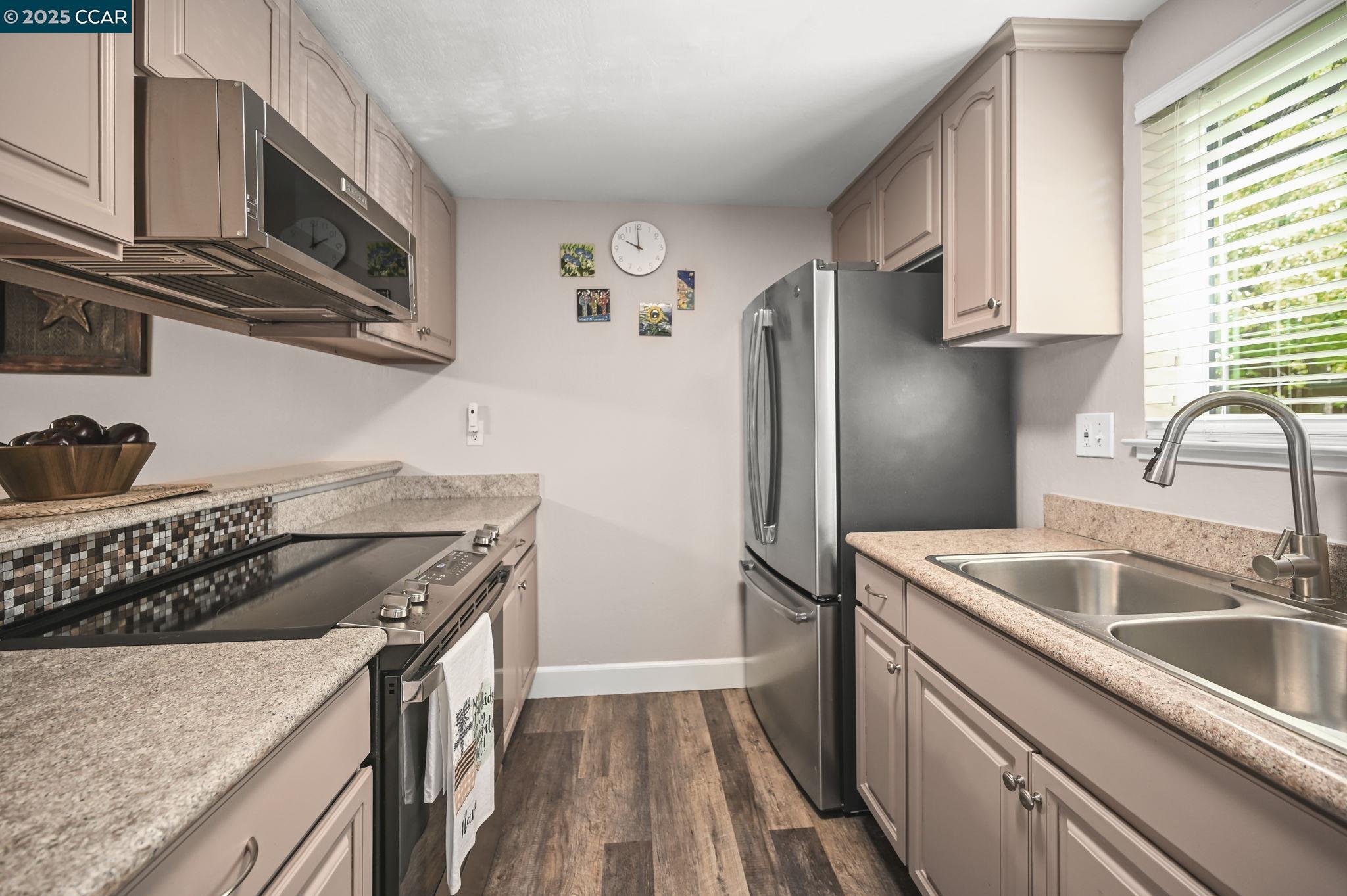 8112 Camelback Pl