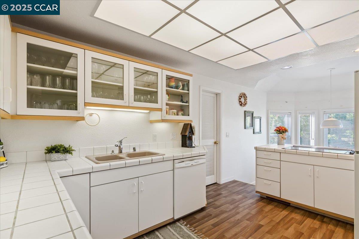 2323 Grosvenor Heights Ct