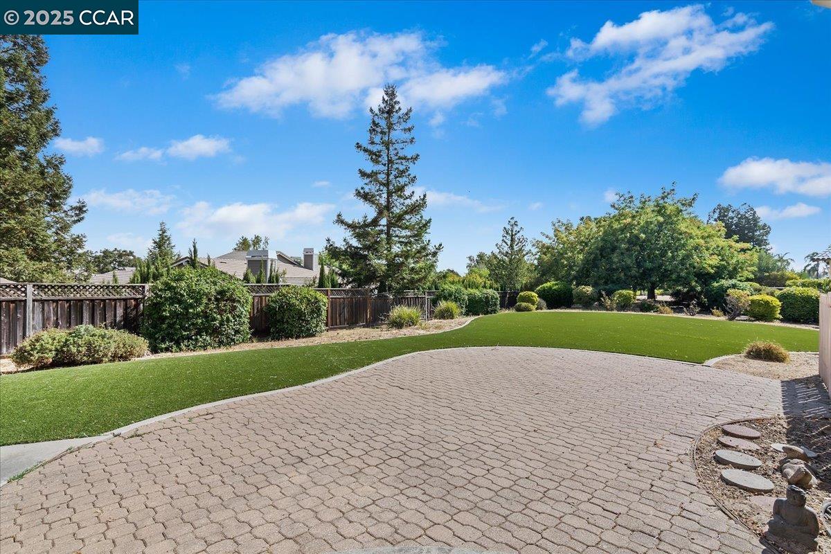 2323 Grosvenor Heights Ct