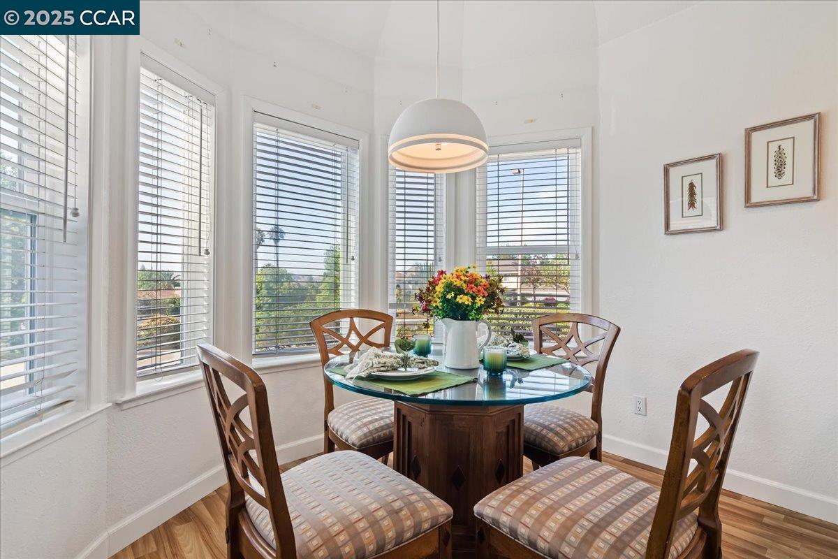 2323 Grosvenor Heights Ct