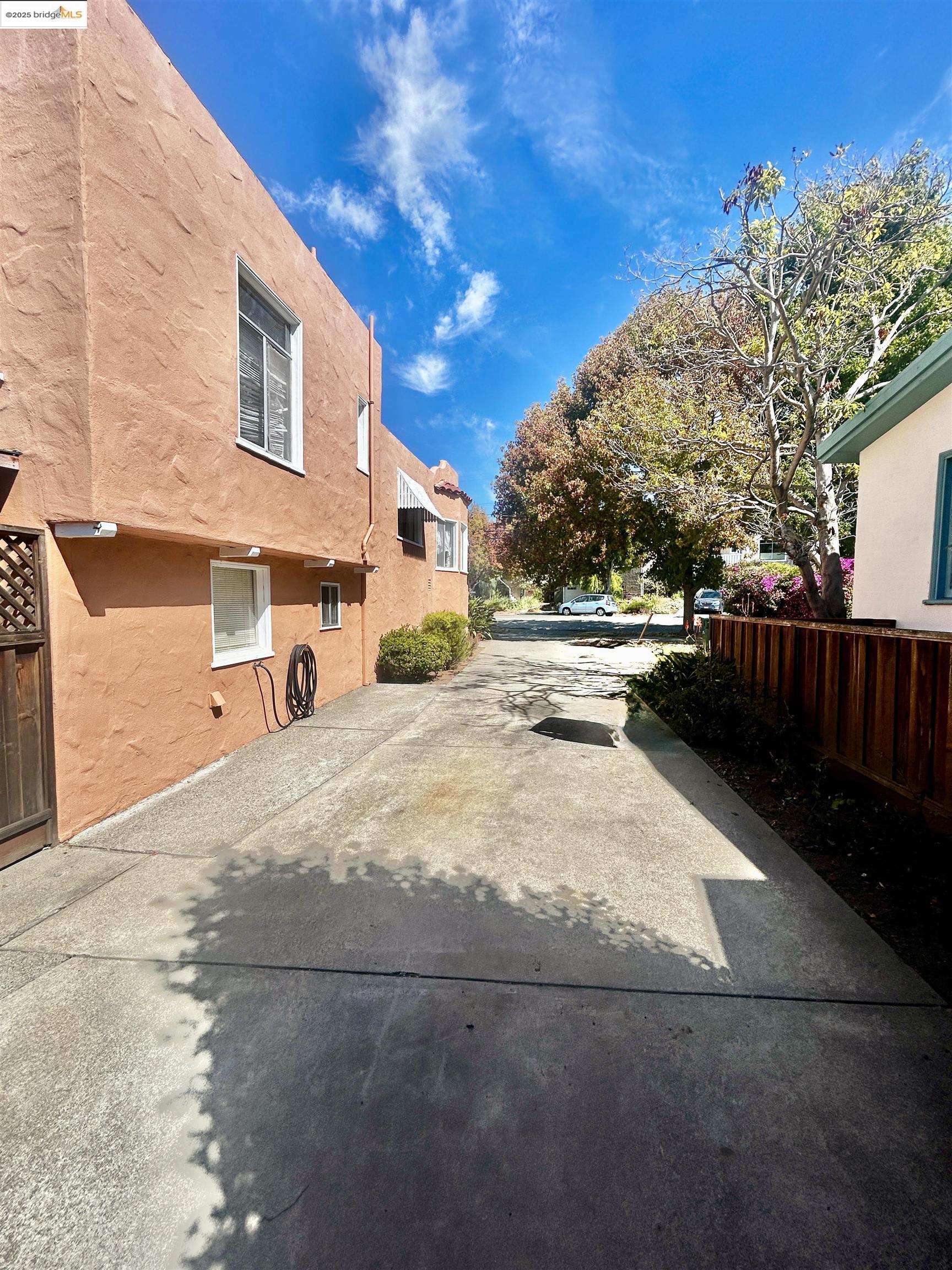 1046 Santa Fe Ave