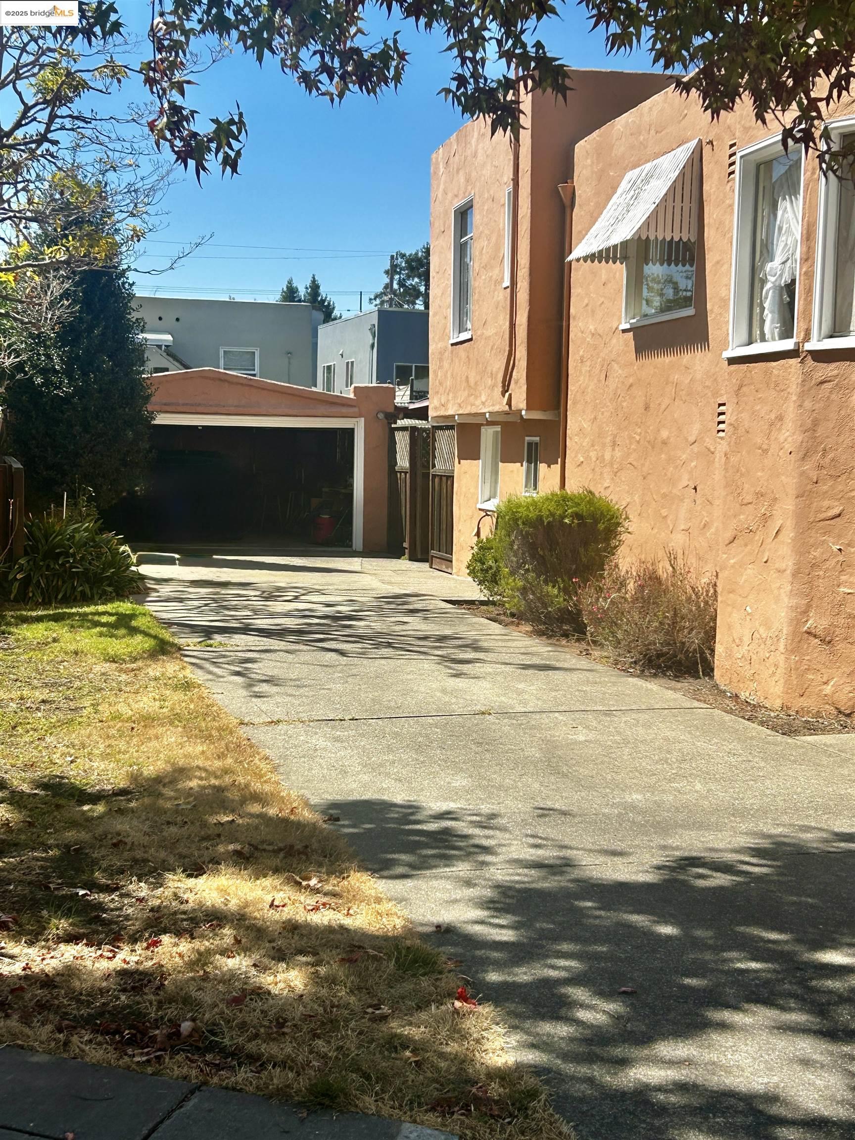 1046 Santa Fe Ave