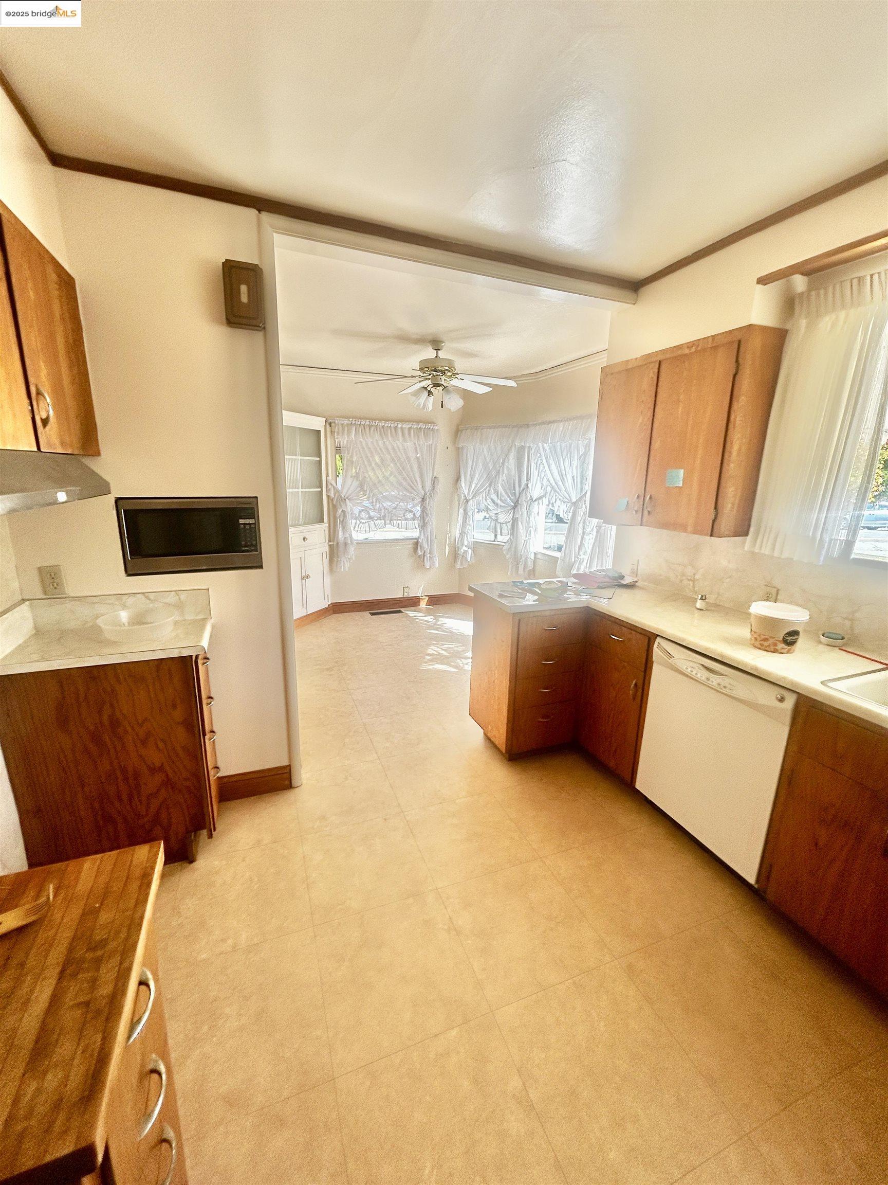 1046 Santa Fe Ave
