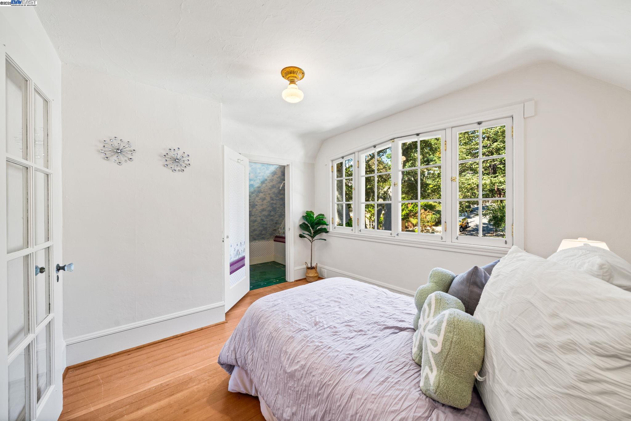 1462 Trestle Glen Rd