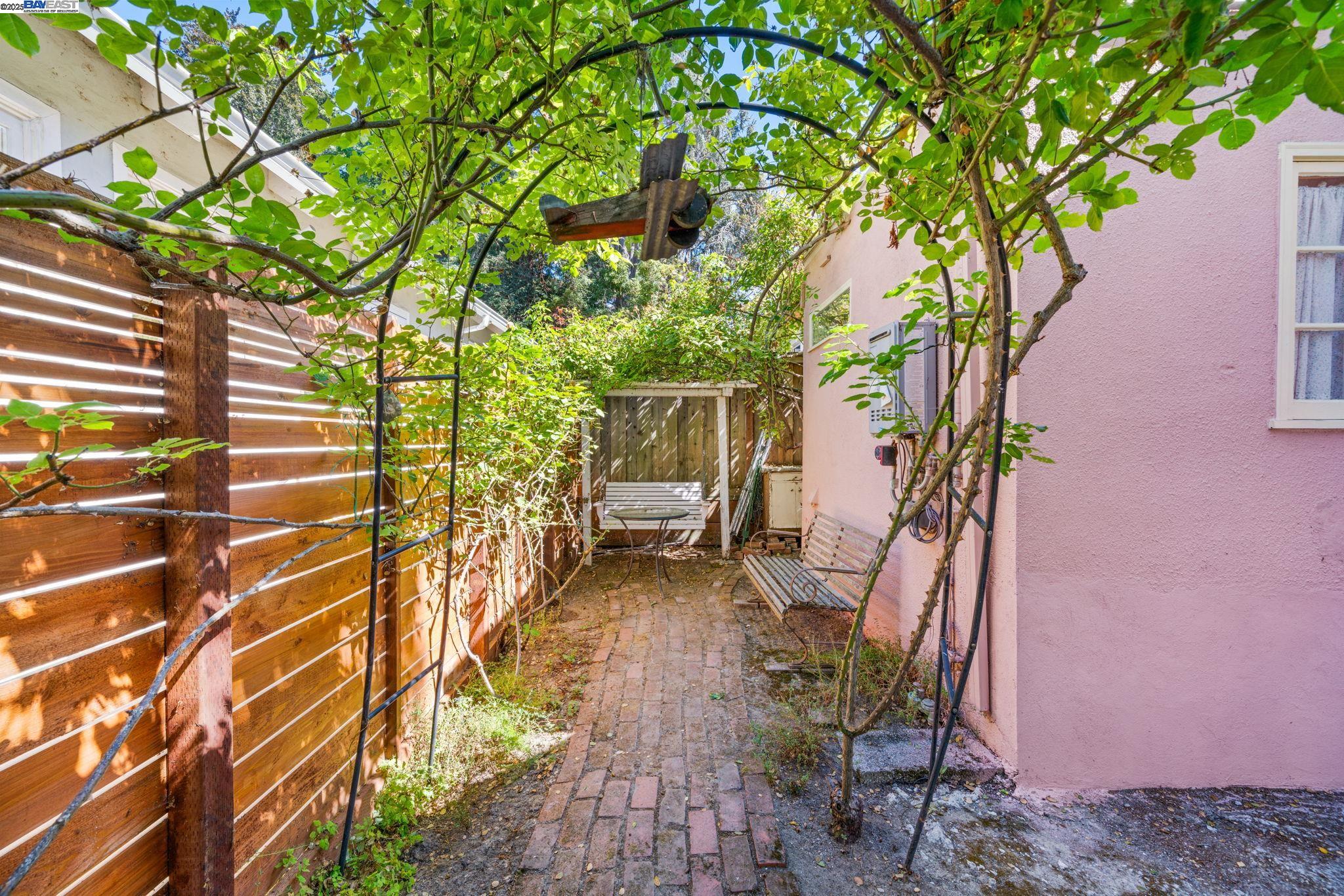 1462 Trestle Glen Rd