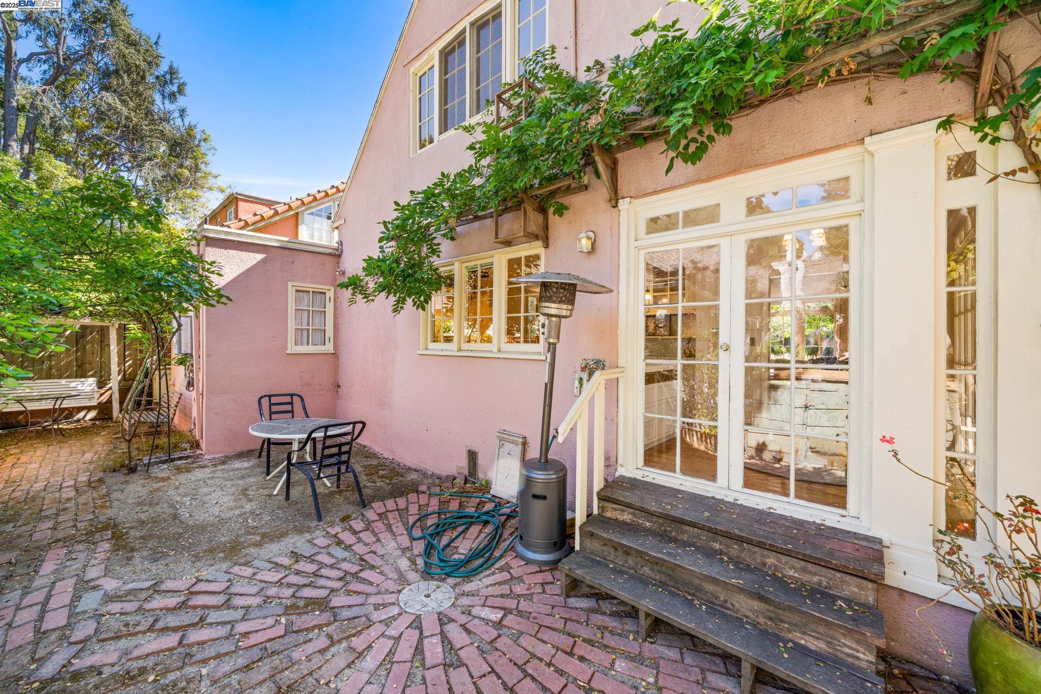 1462 Trestle Glen Rd