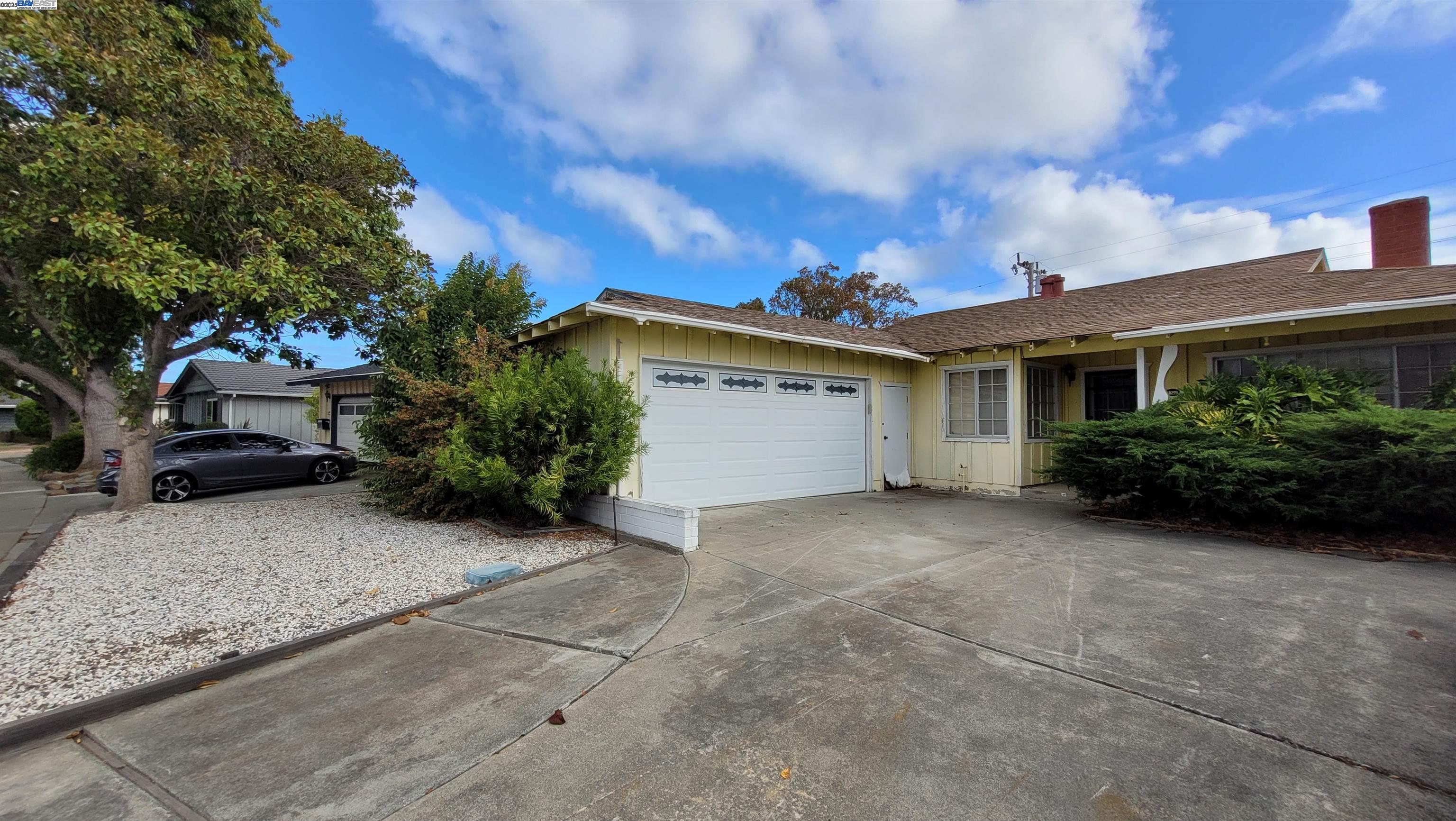 3221 Llano St