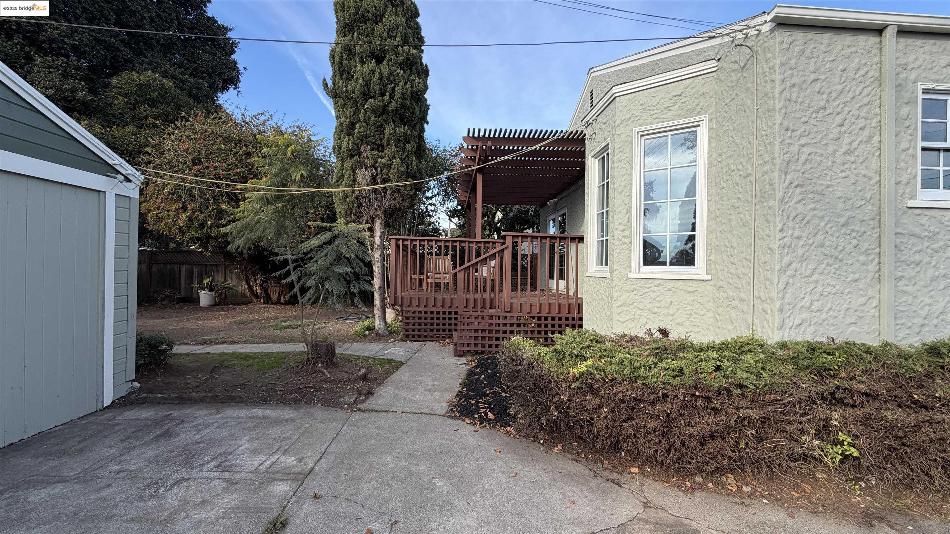 869 Lassen st