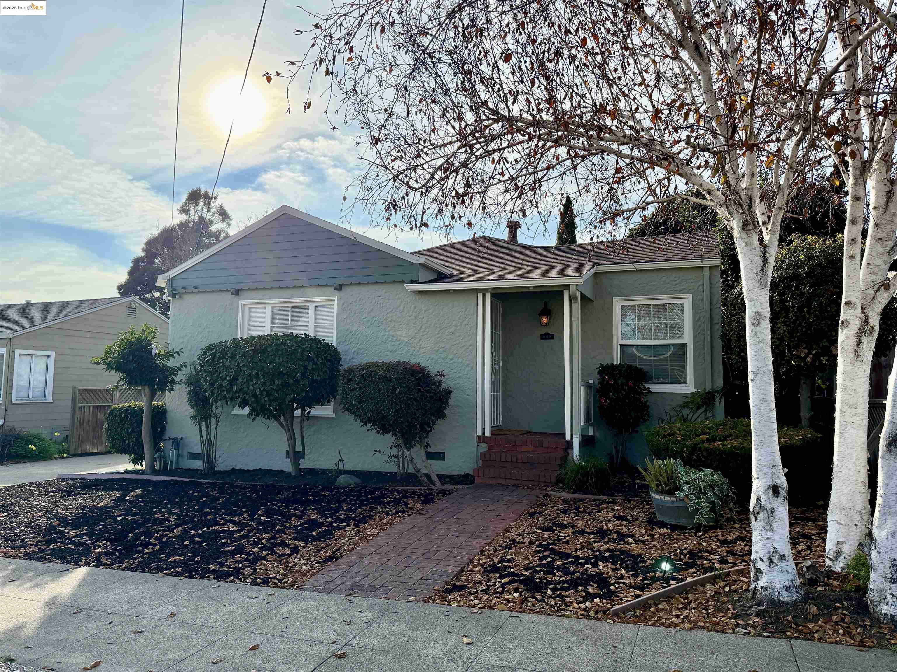 869 Lassen st