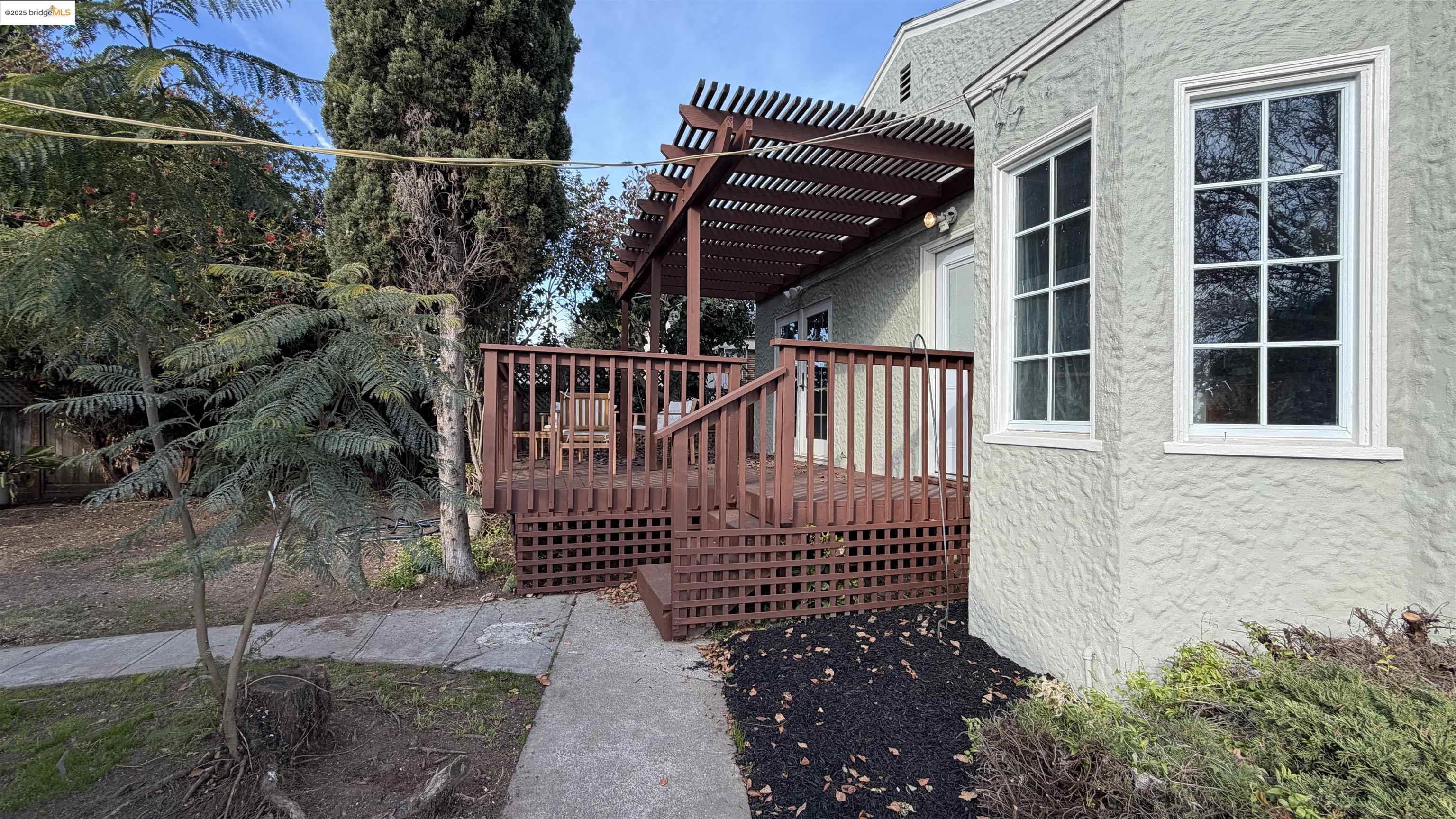 869 Lassen st