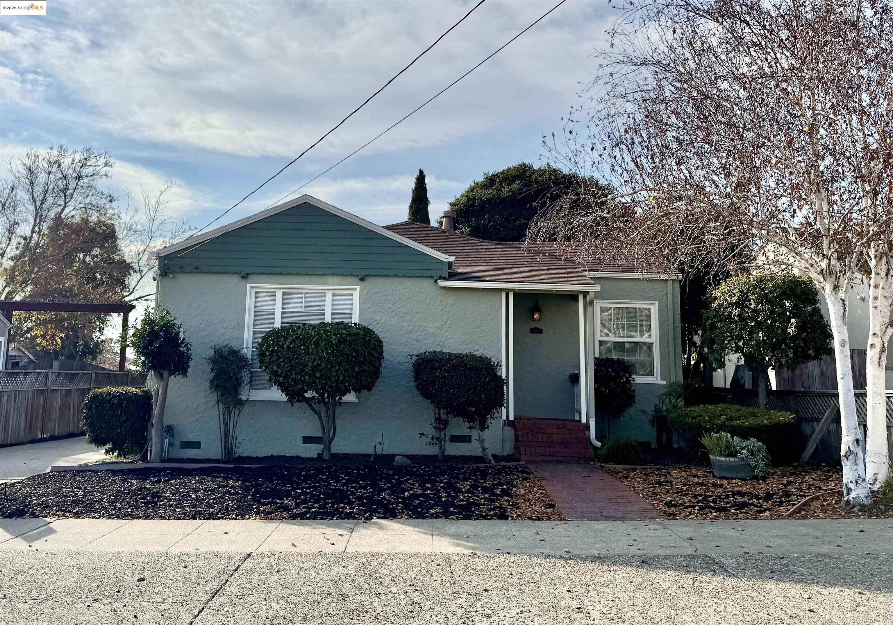 869 Lassen st