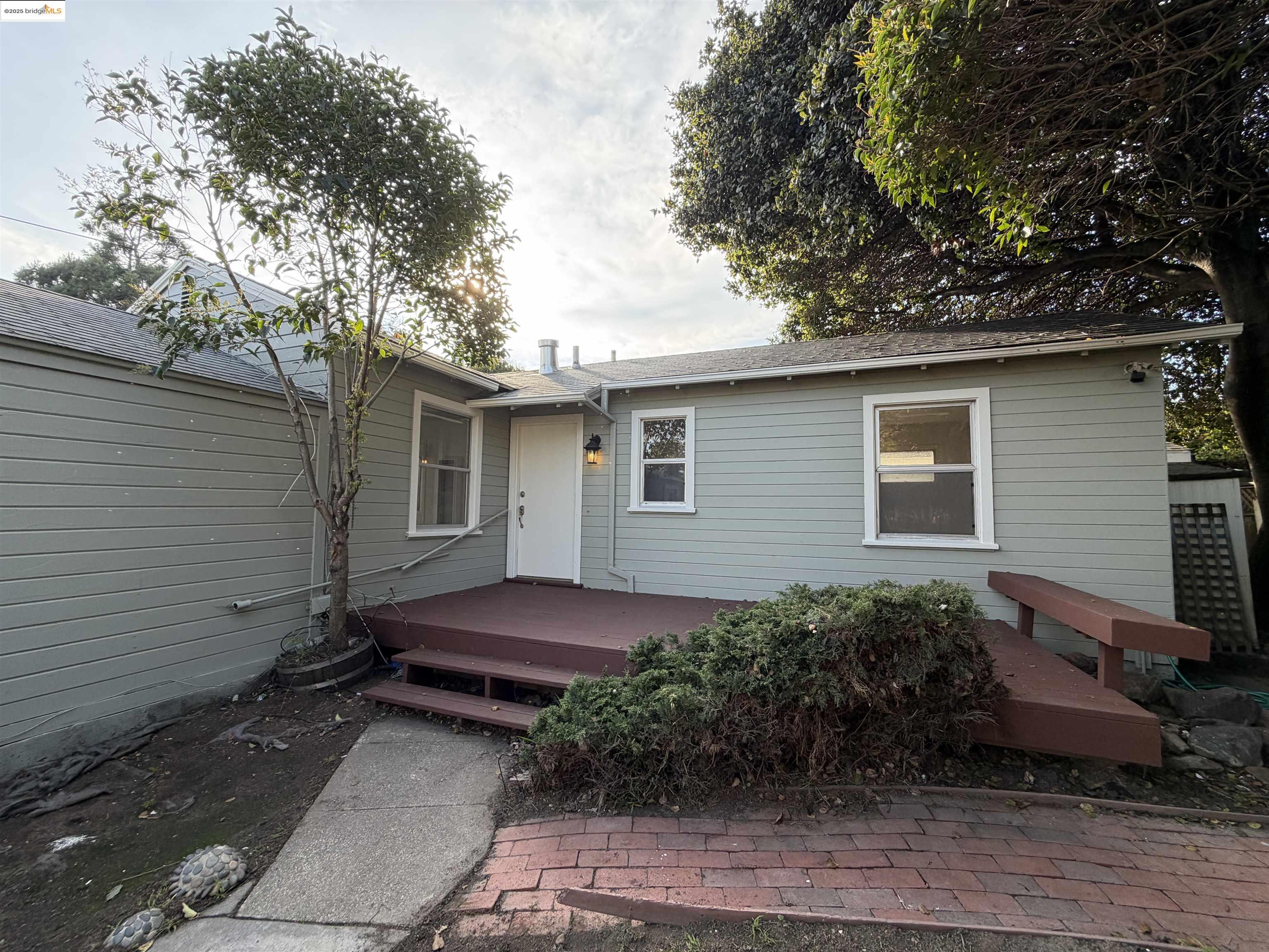 869 Lassen st