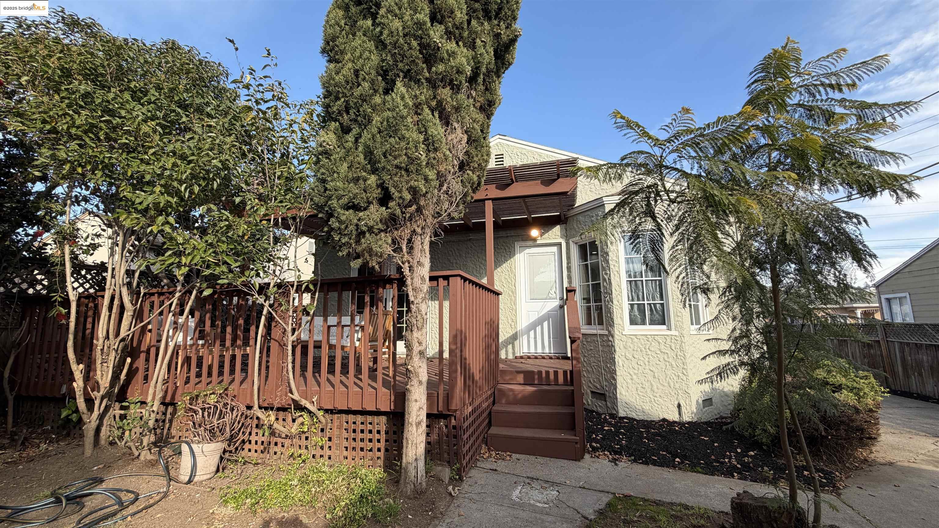 869 Lassen st