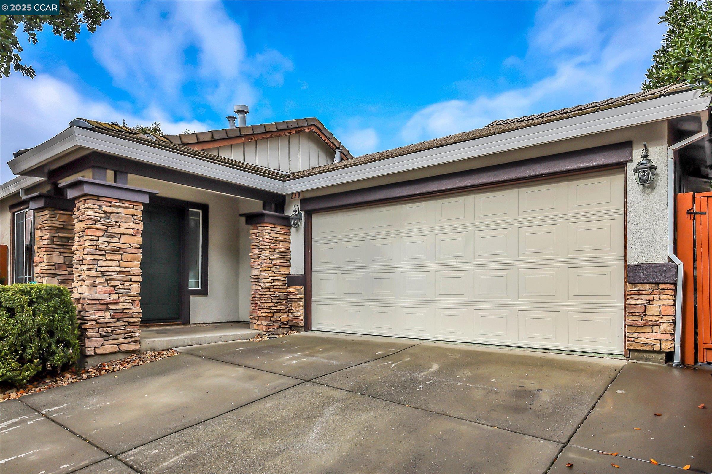 220 Roundhill Dr
