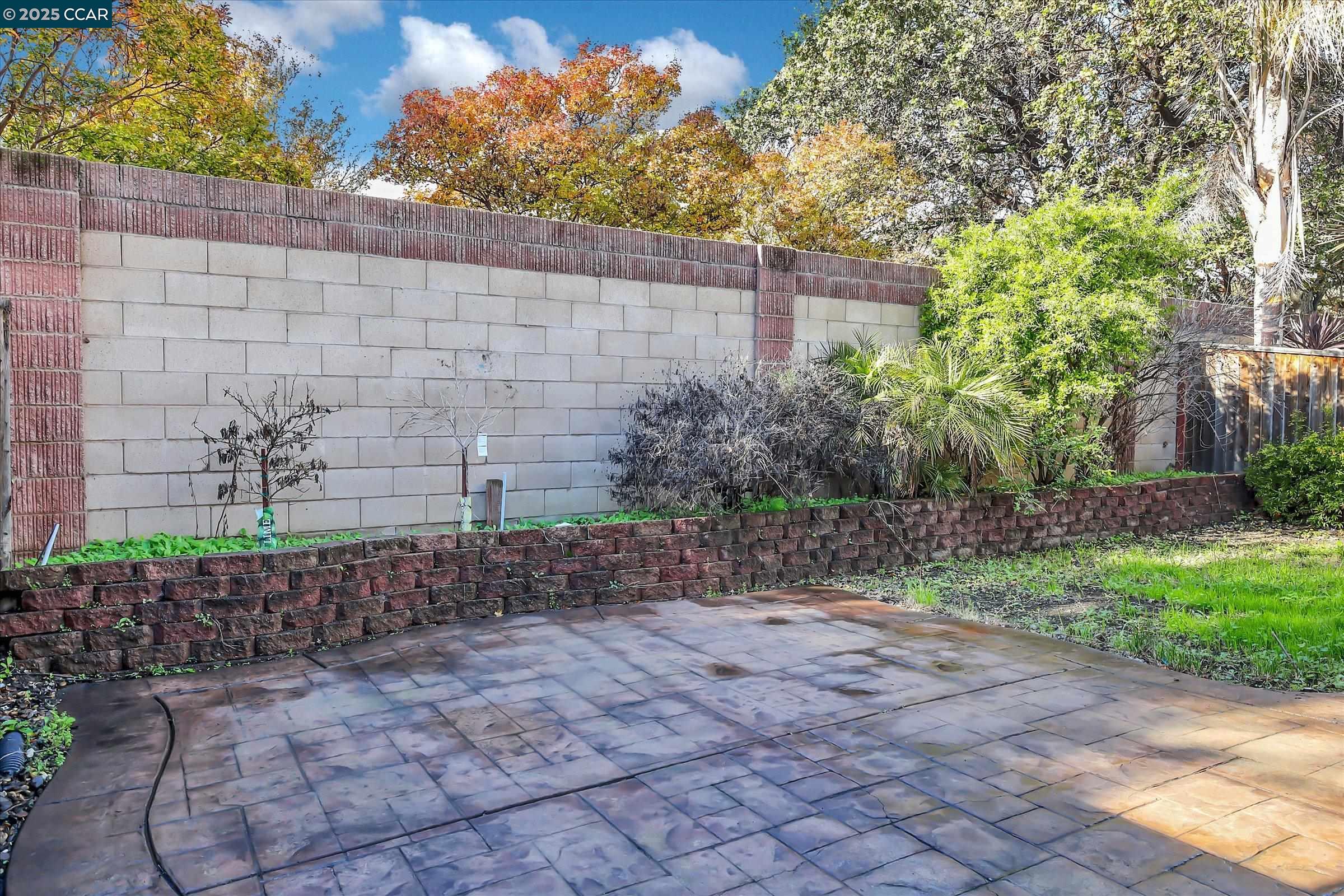 220 Roundhill Dr