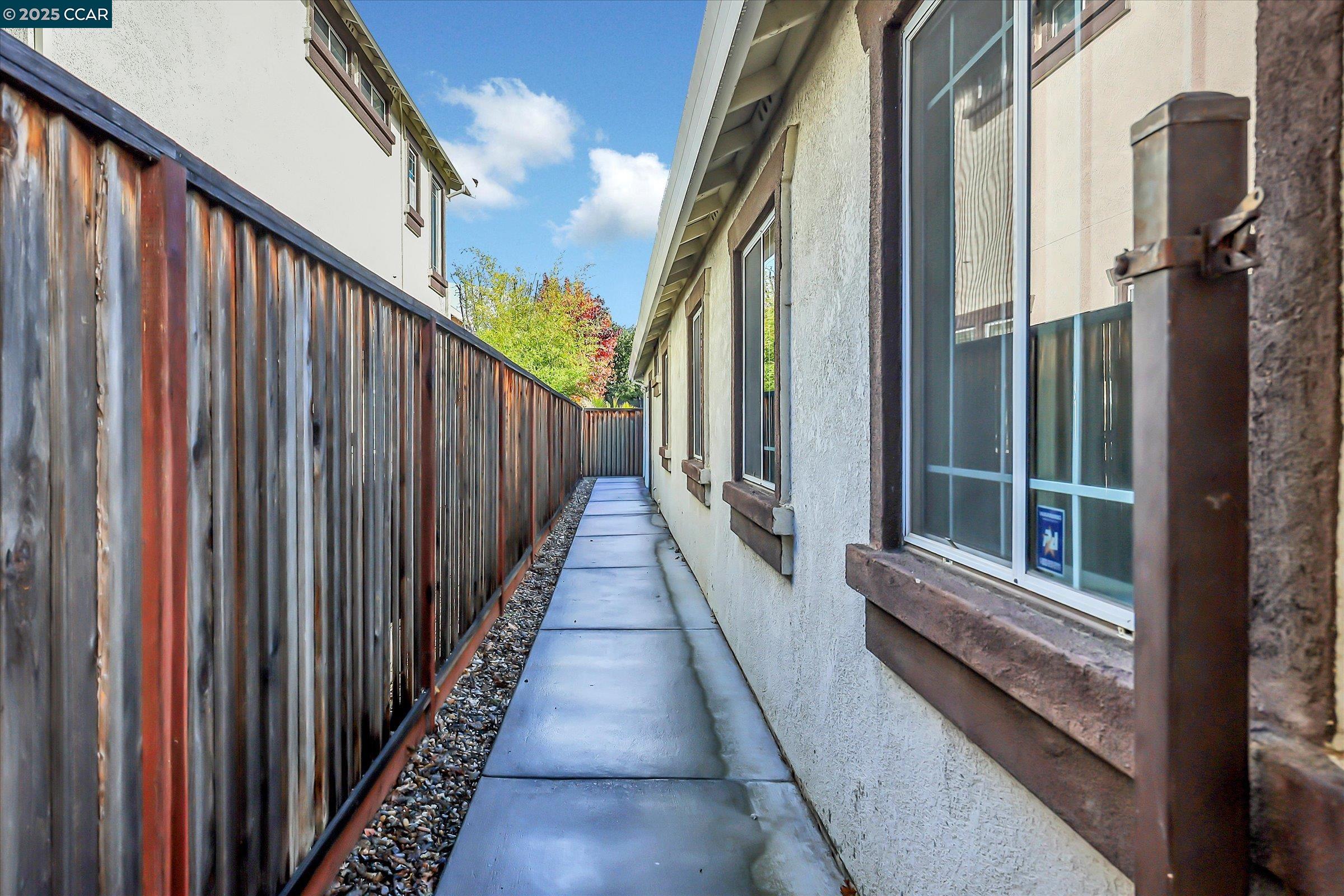 220 Roundhill Dr