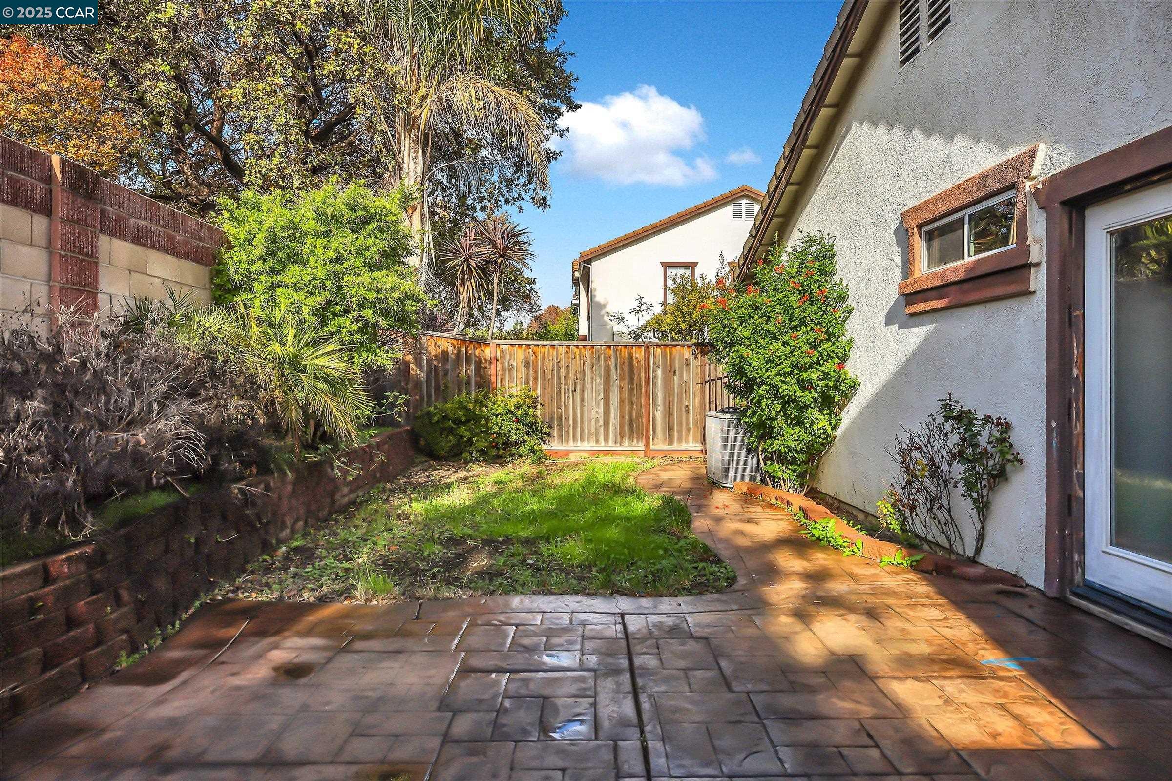 220 Roundhill Dr