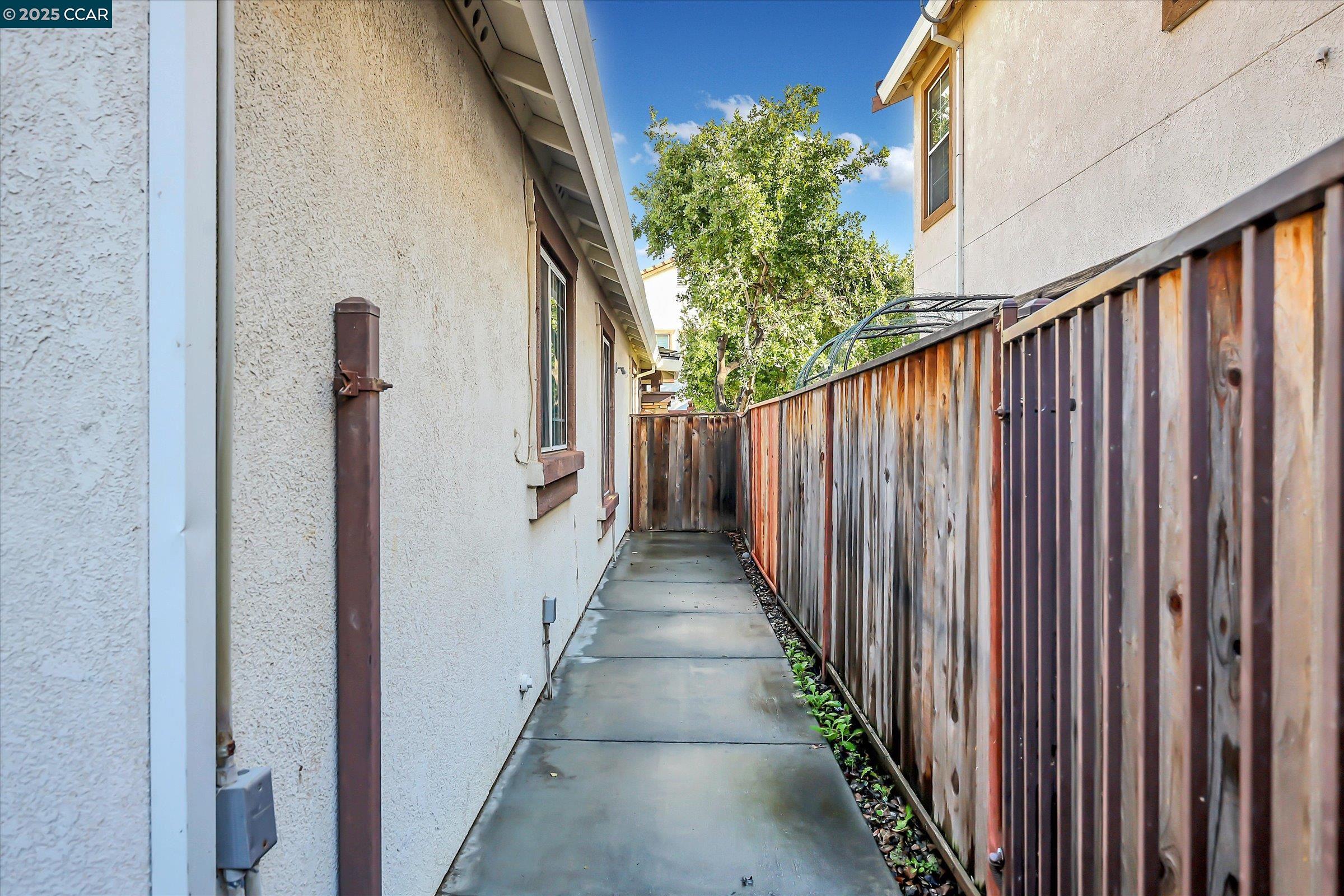 220 Roundhill Dr