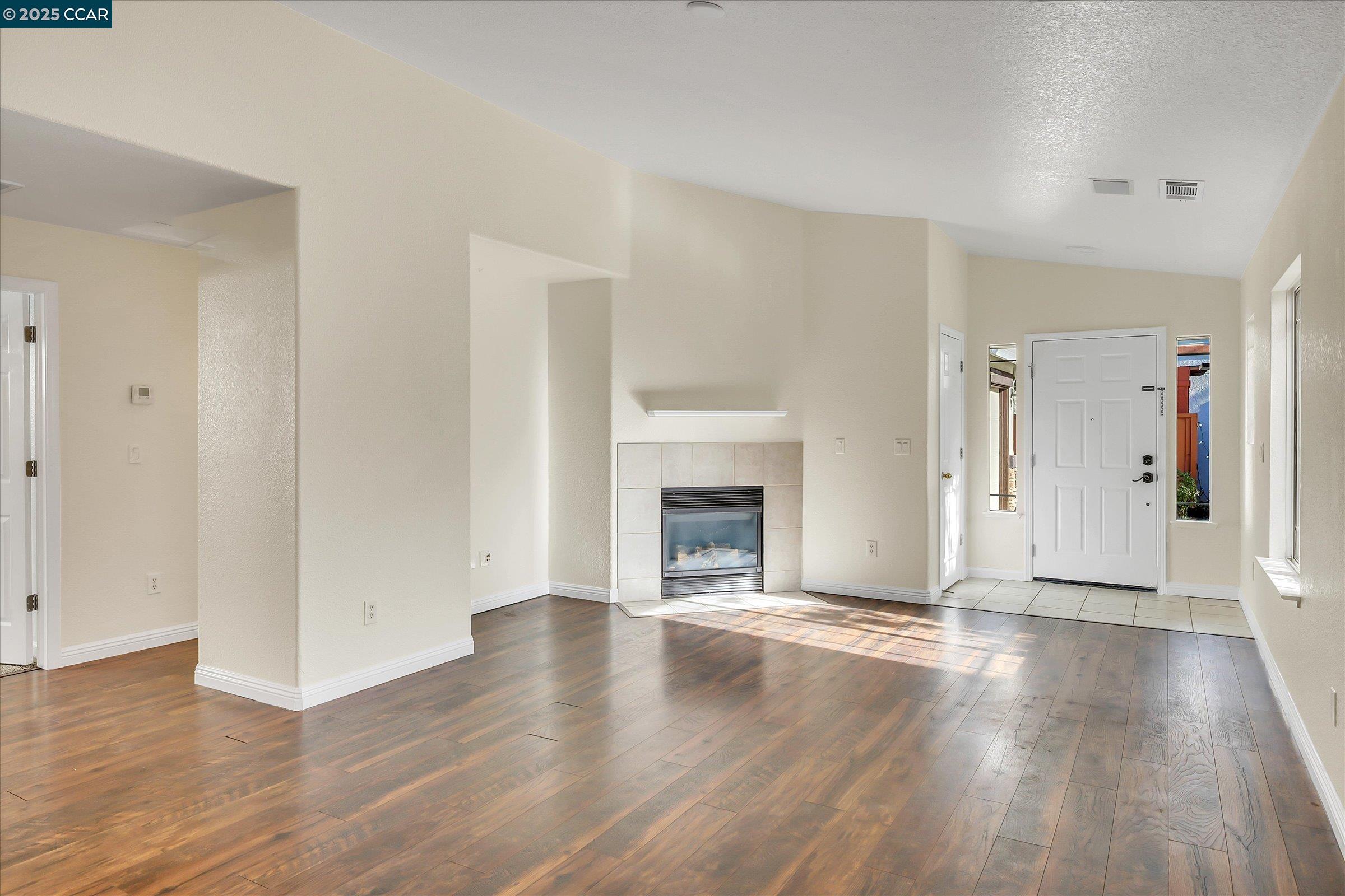 220 Roundhill Dr