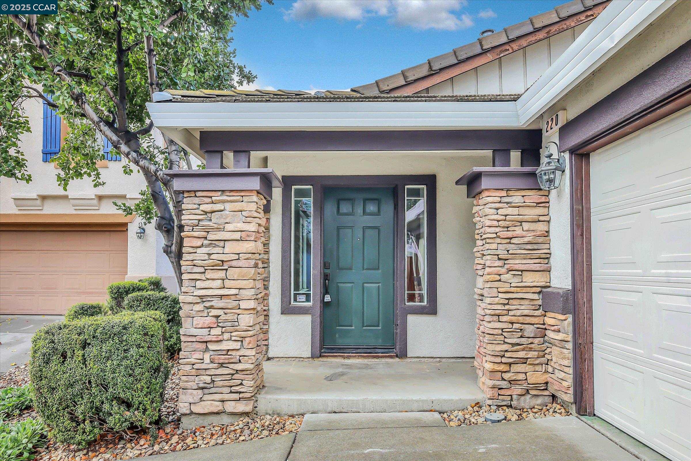 220 Roundhill Dr