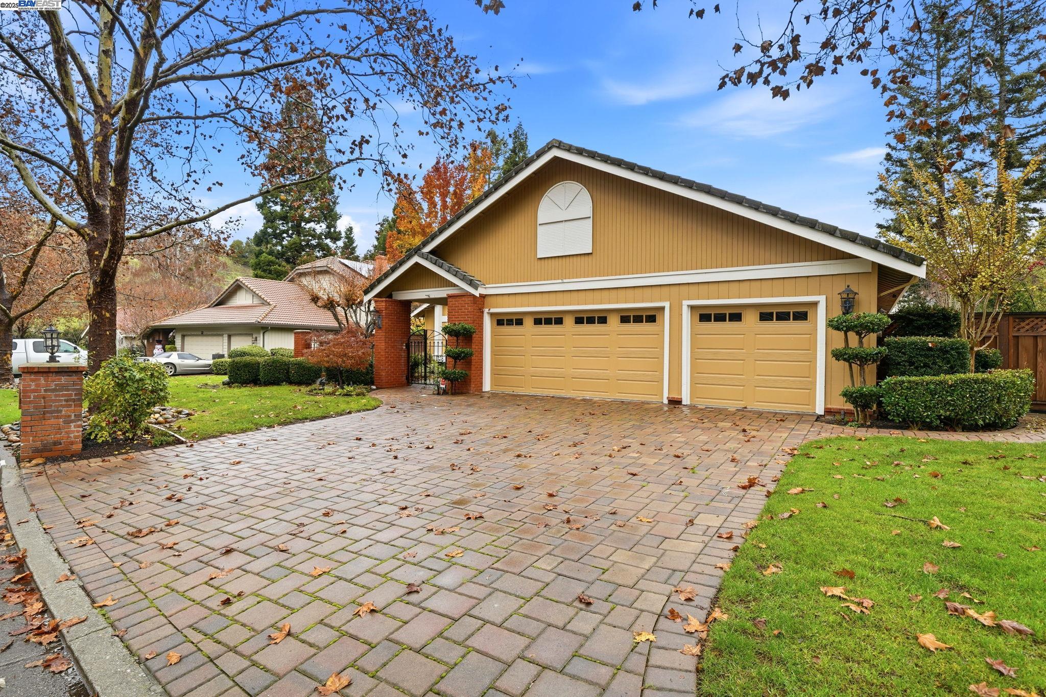 66 Oakridge Ct