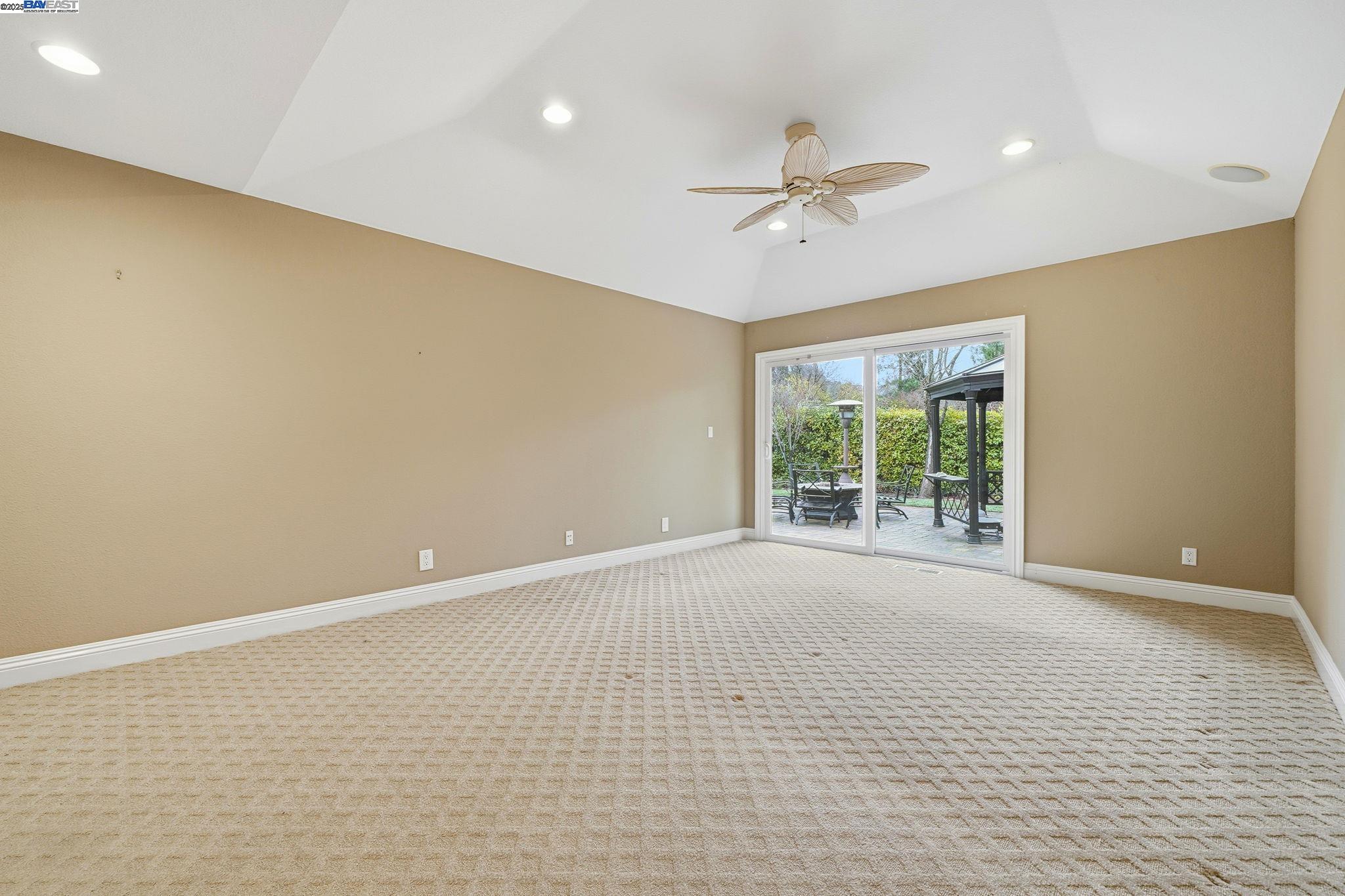 66 Oakridge Ct
