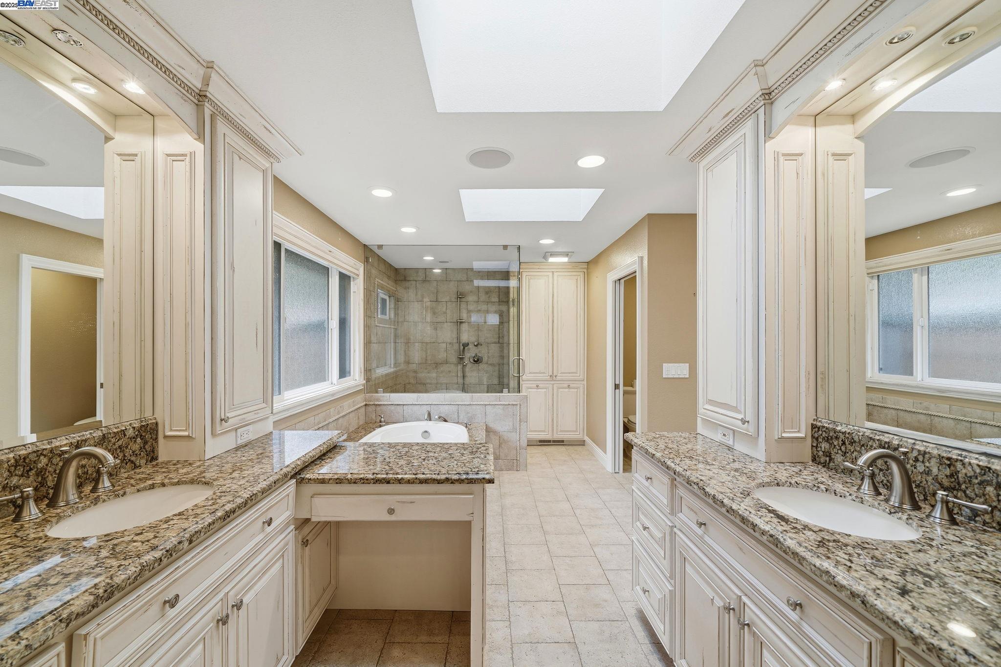 66 Oakridge Ct