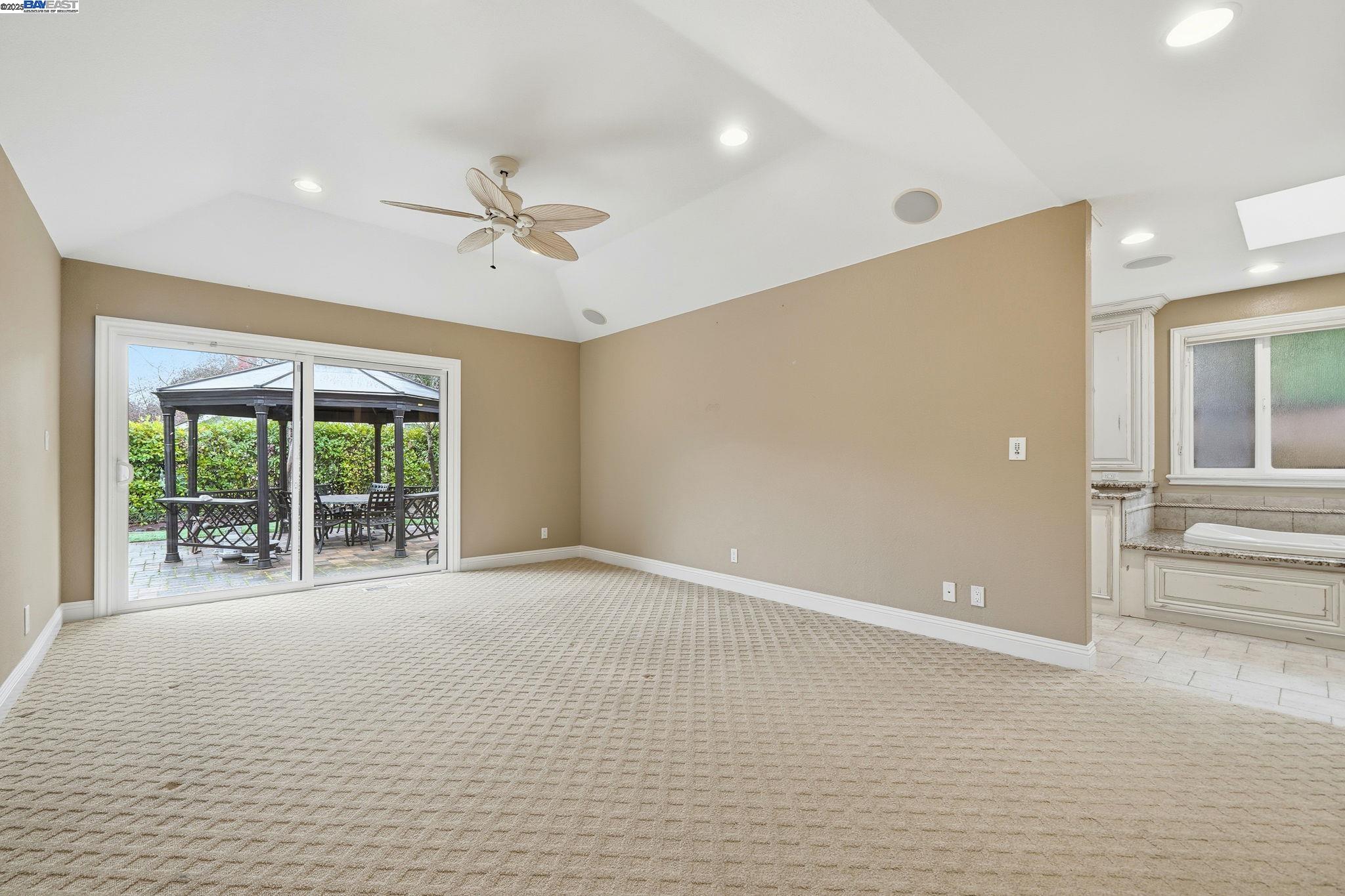 66 Oakridge Ct