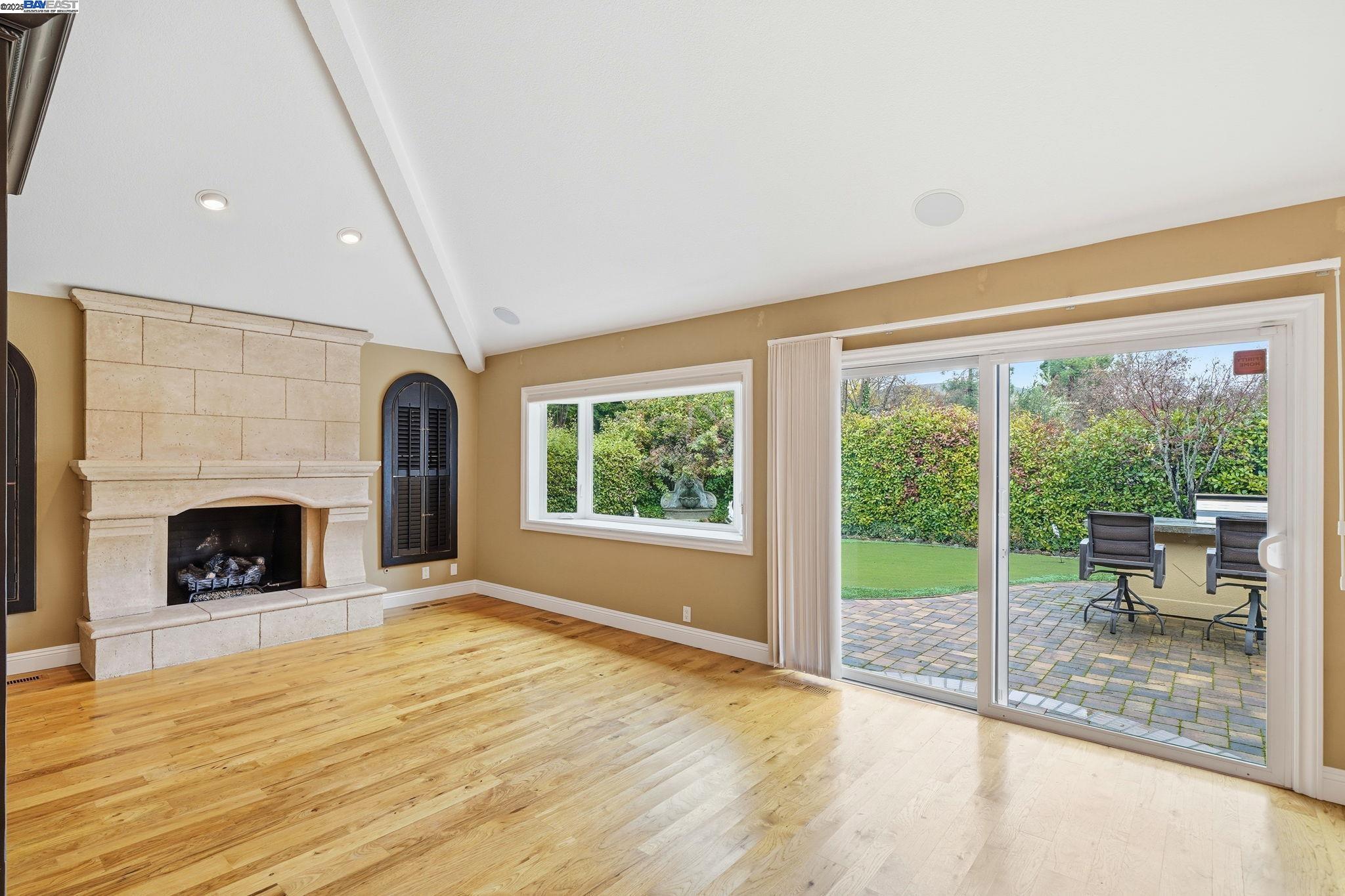 66 Oakridge Ct