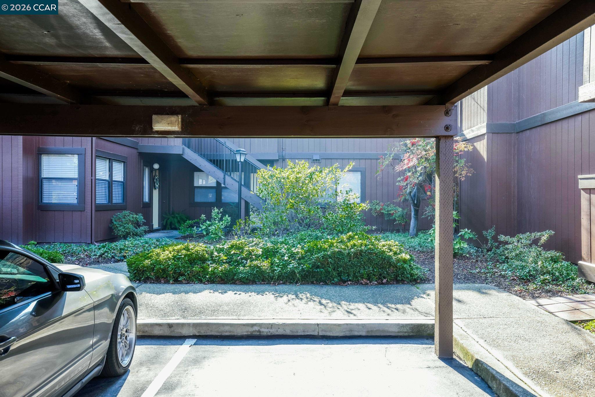 833 Camelback Pl