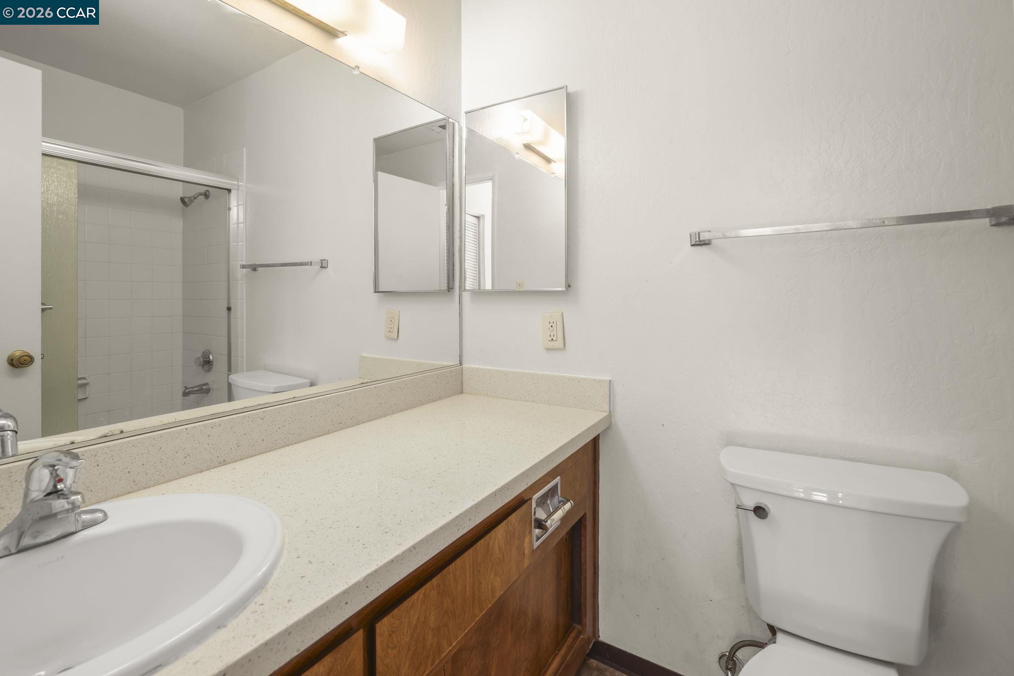 833 Camelback Pl
