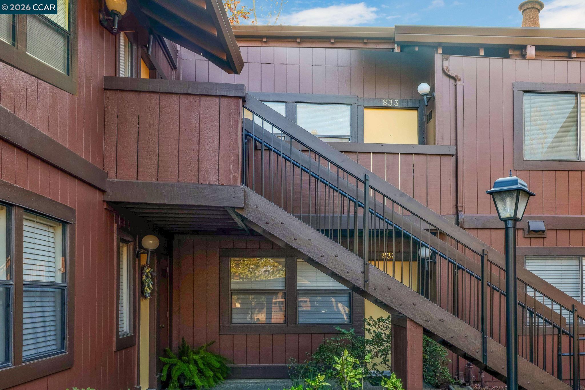 833 Camelback Pl