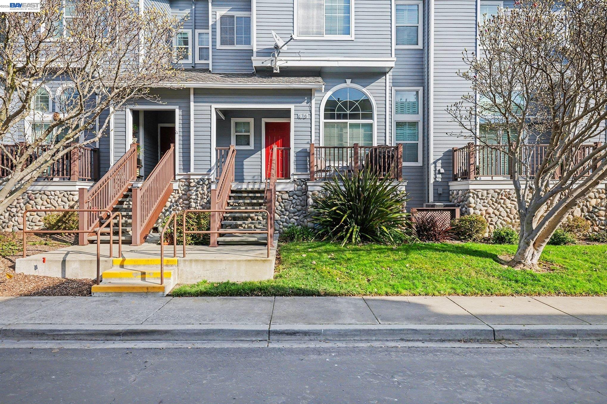 476 E E St