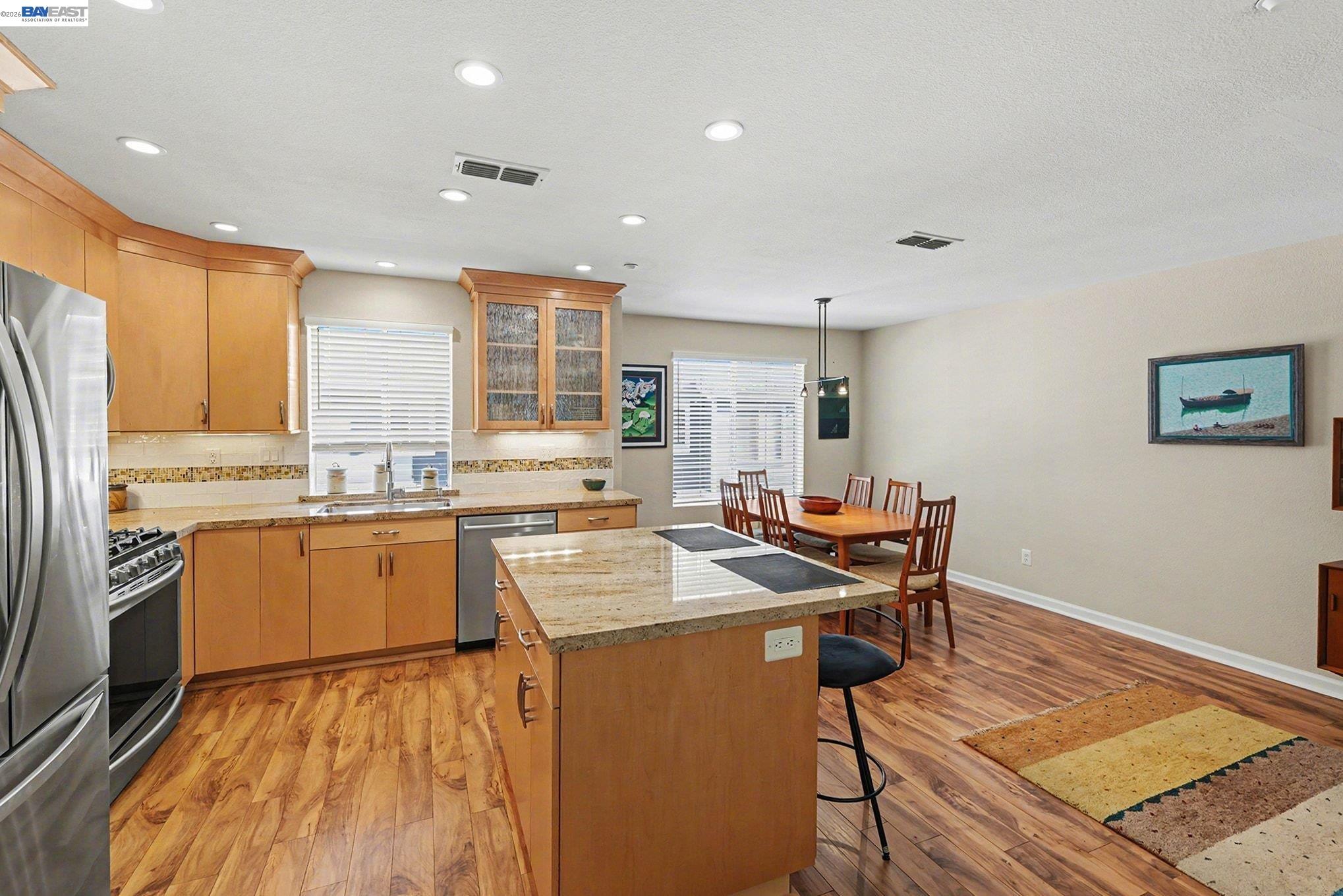476 E E St