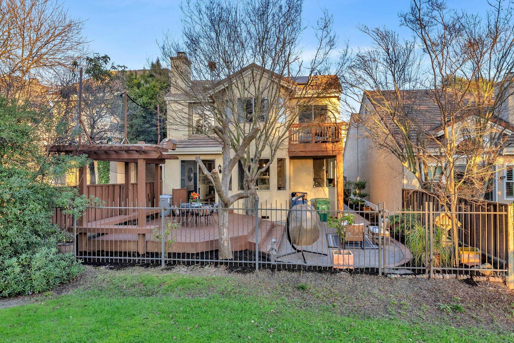 2020 Canyon Lakes Dr