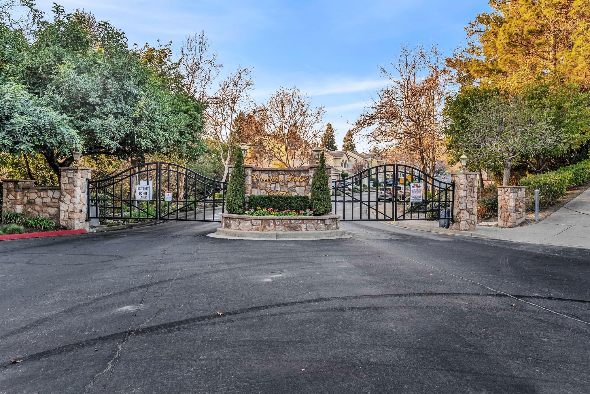 2020 Canyon Lakes Dr