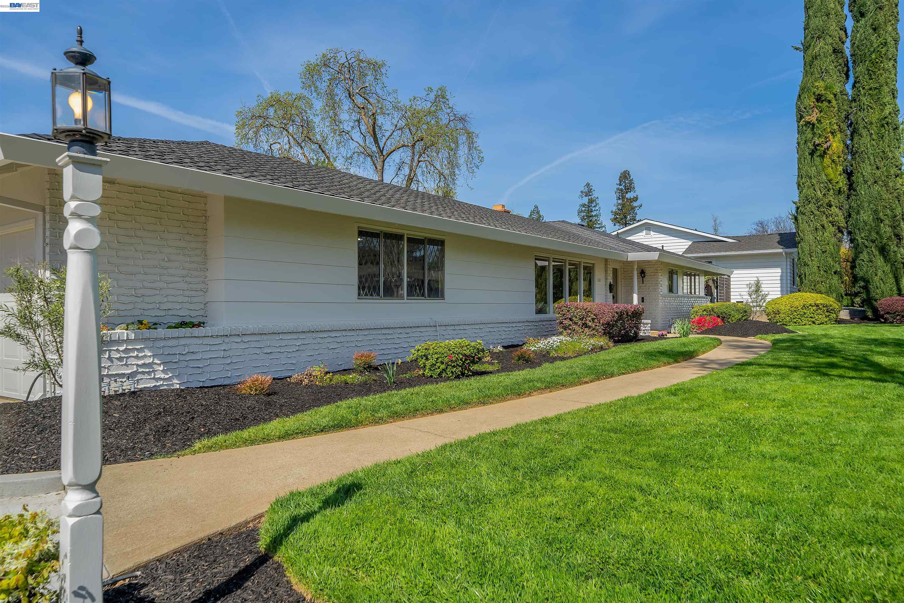 1121 El Sur Way