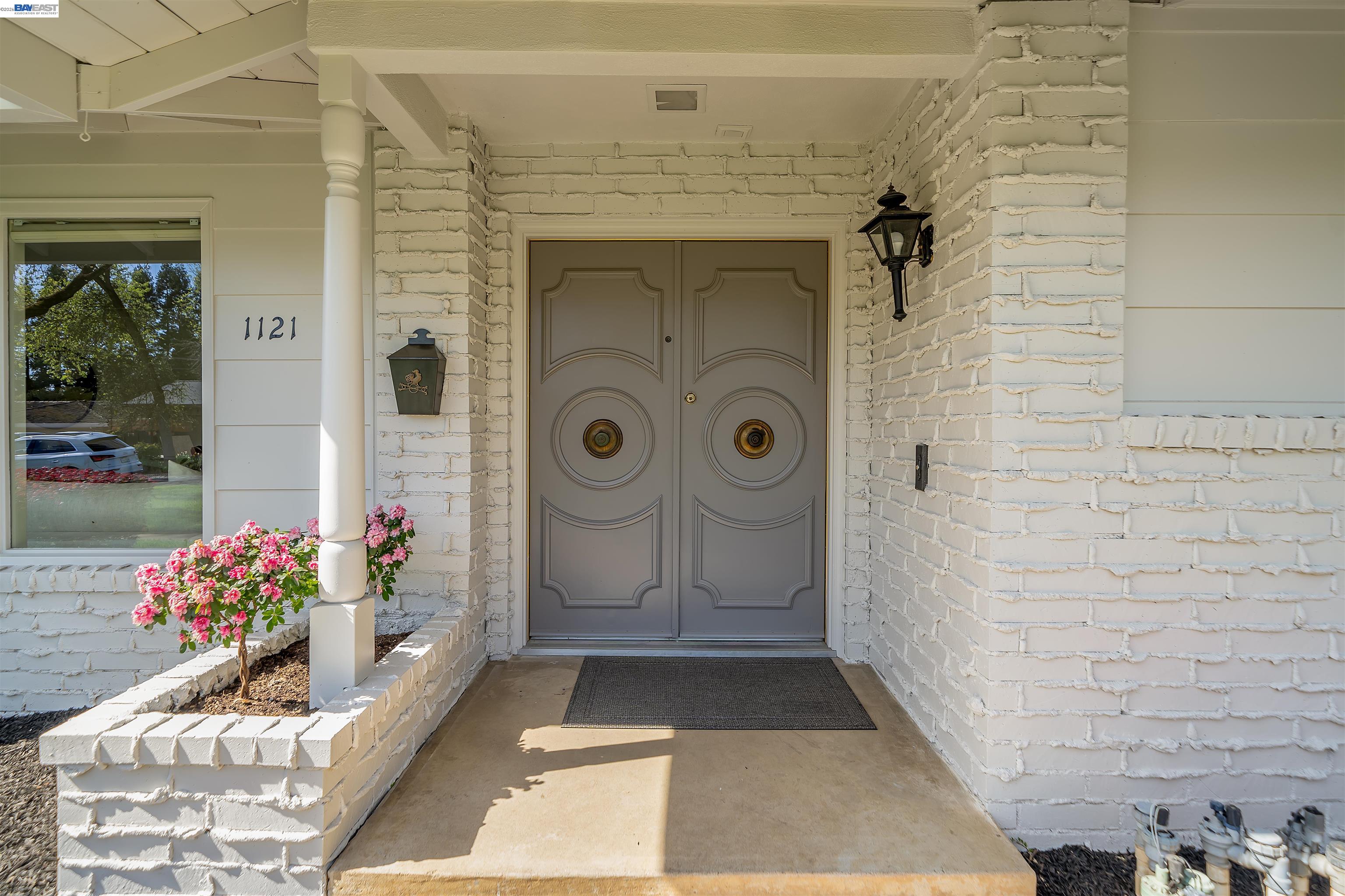 1121 El Sur Way