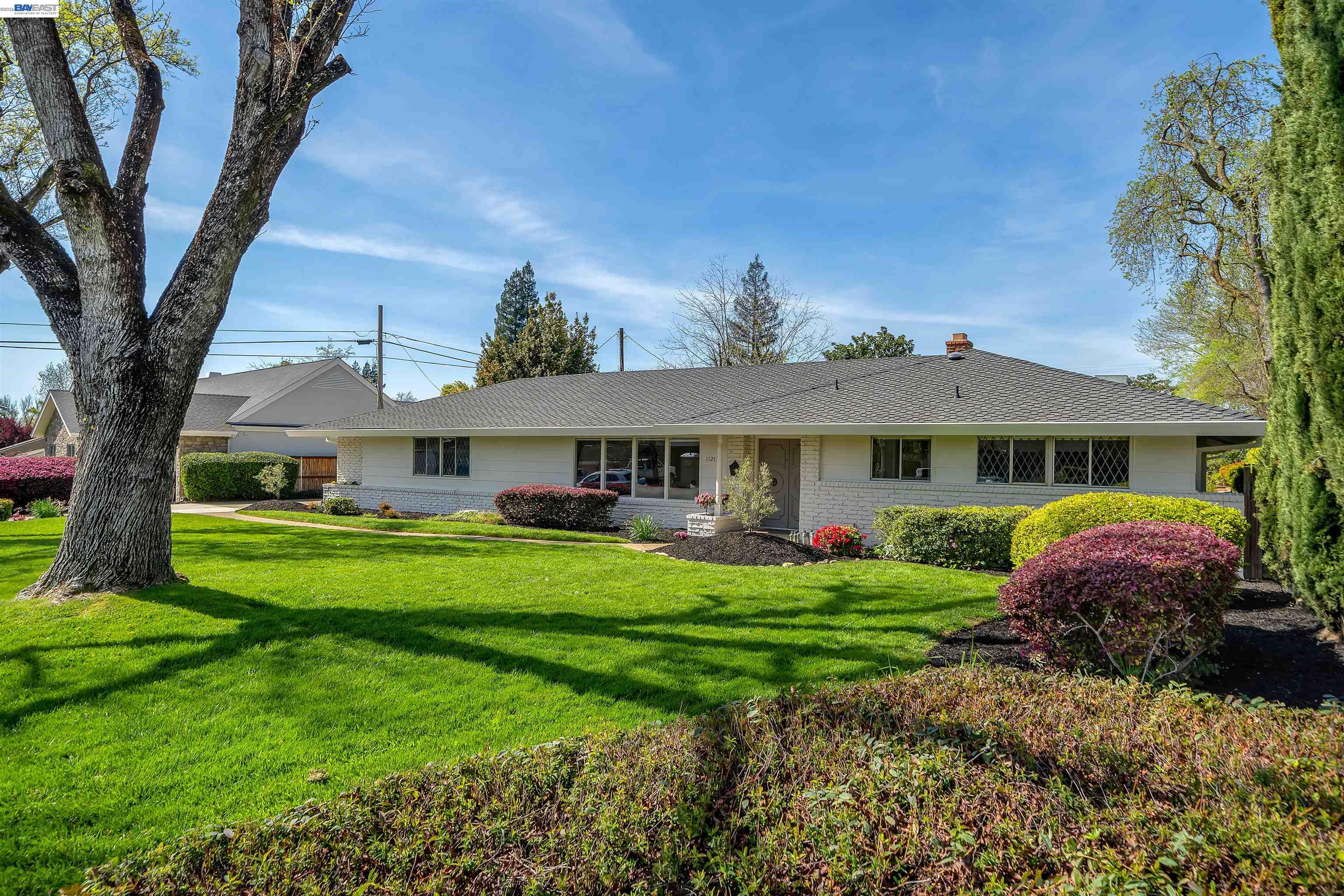 1121 El Sur Way