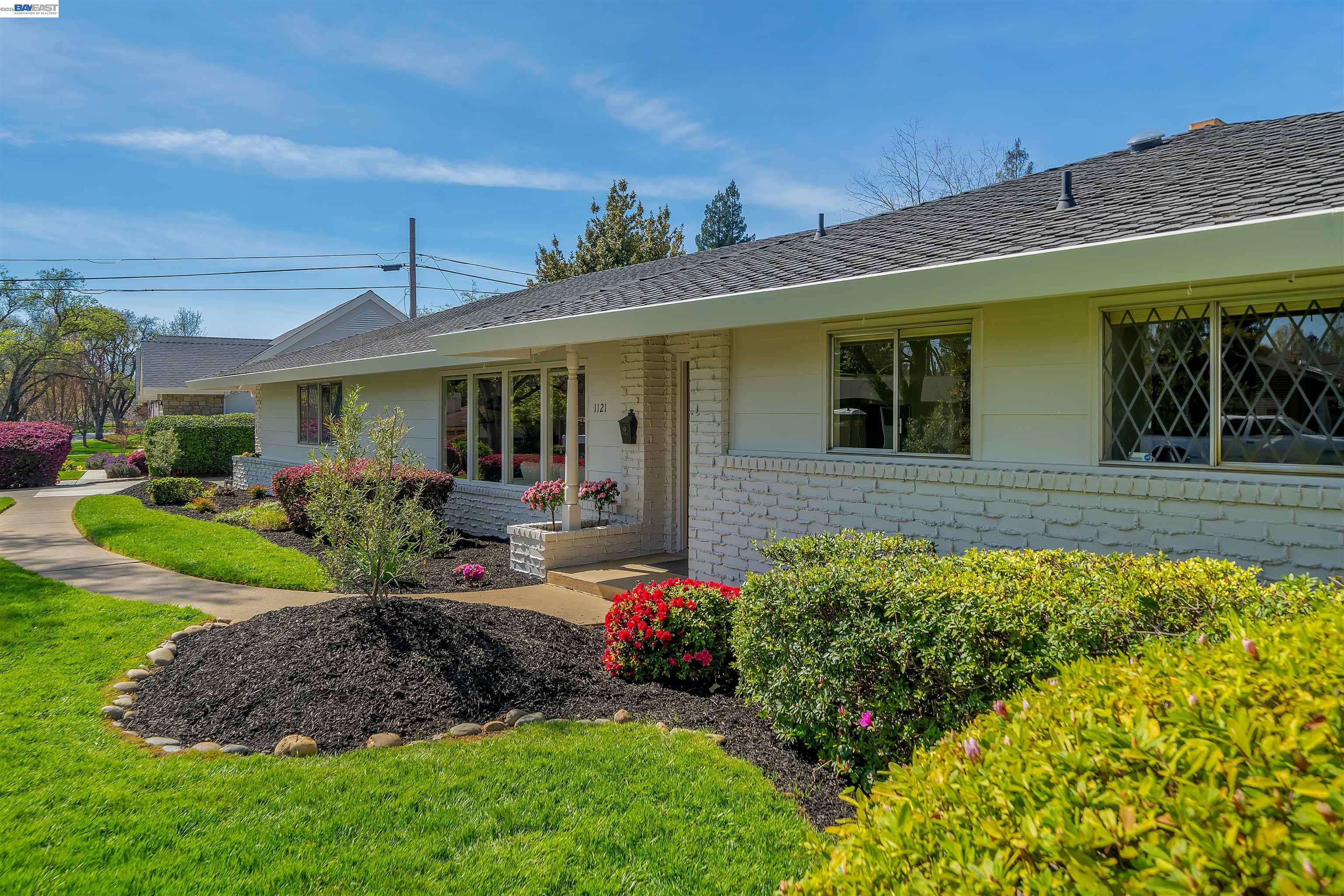 1121 El Sur Way