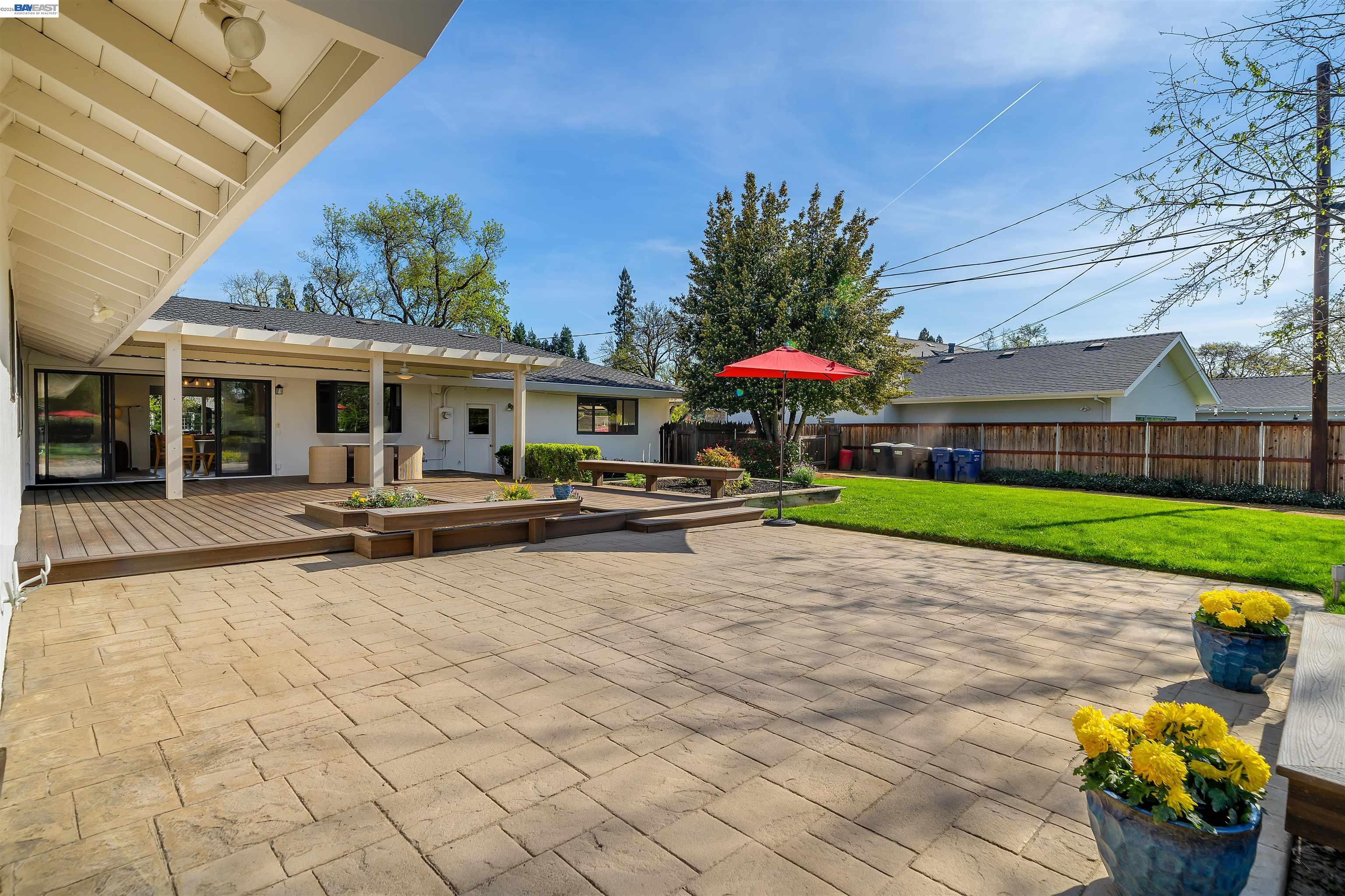 1121 El Sur Way