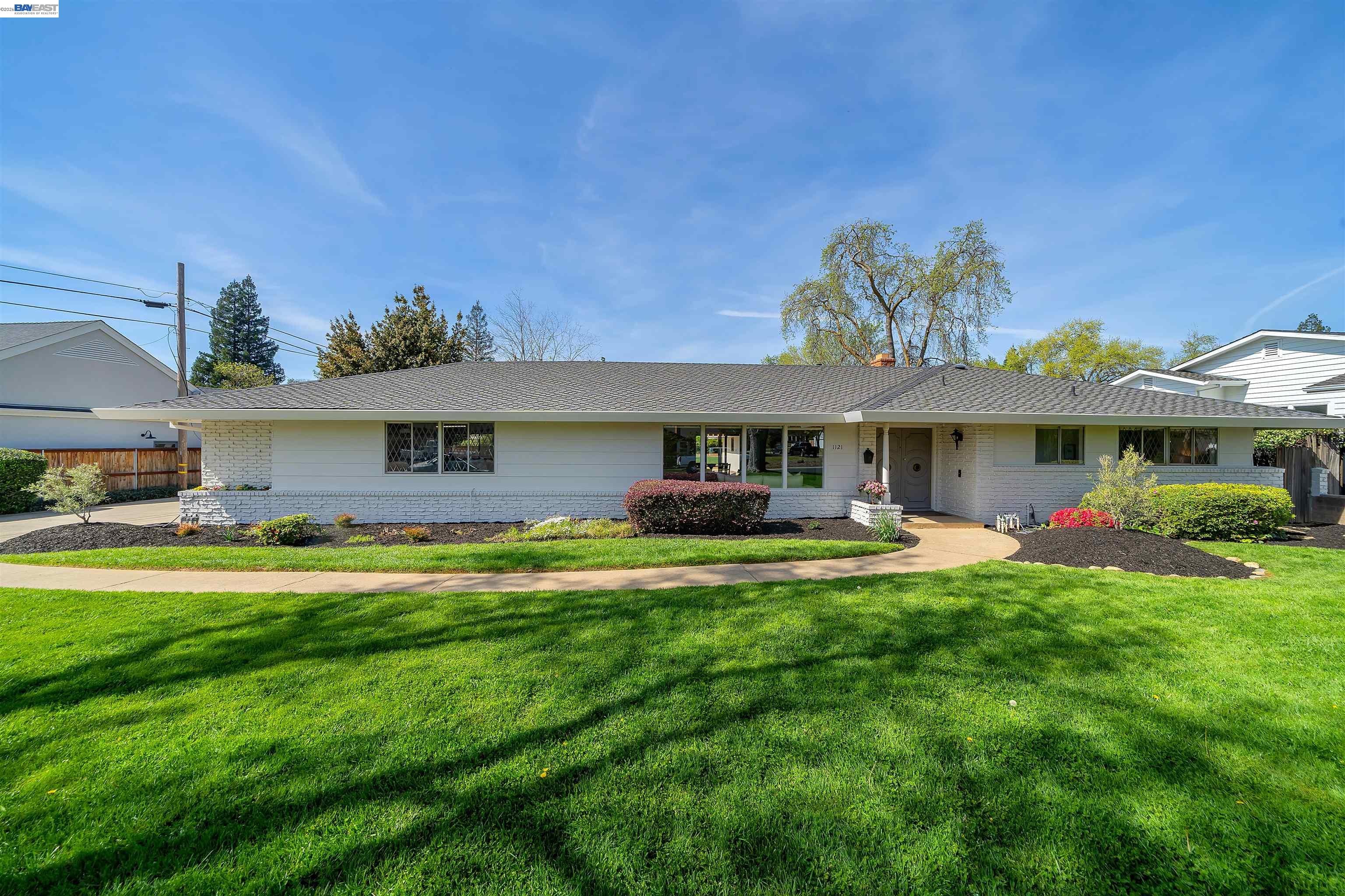 1121 El Sur Way