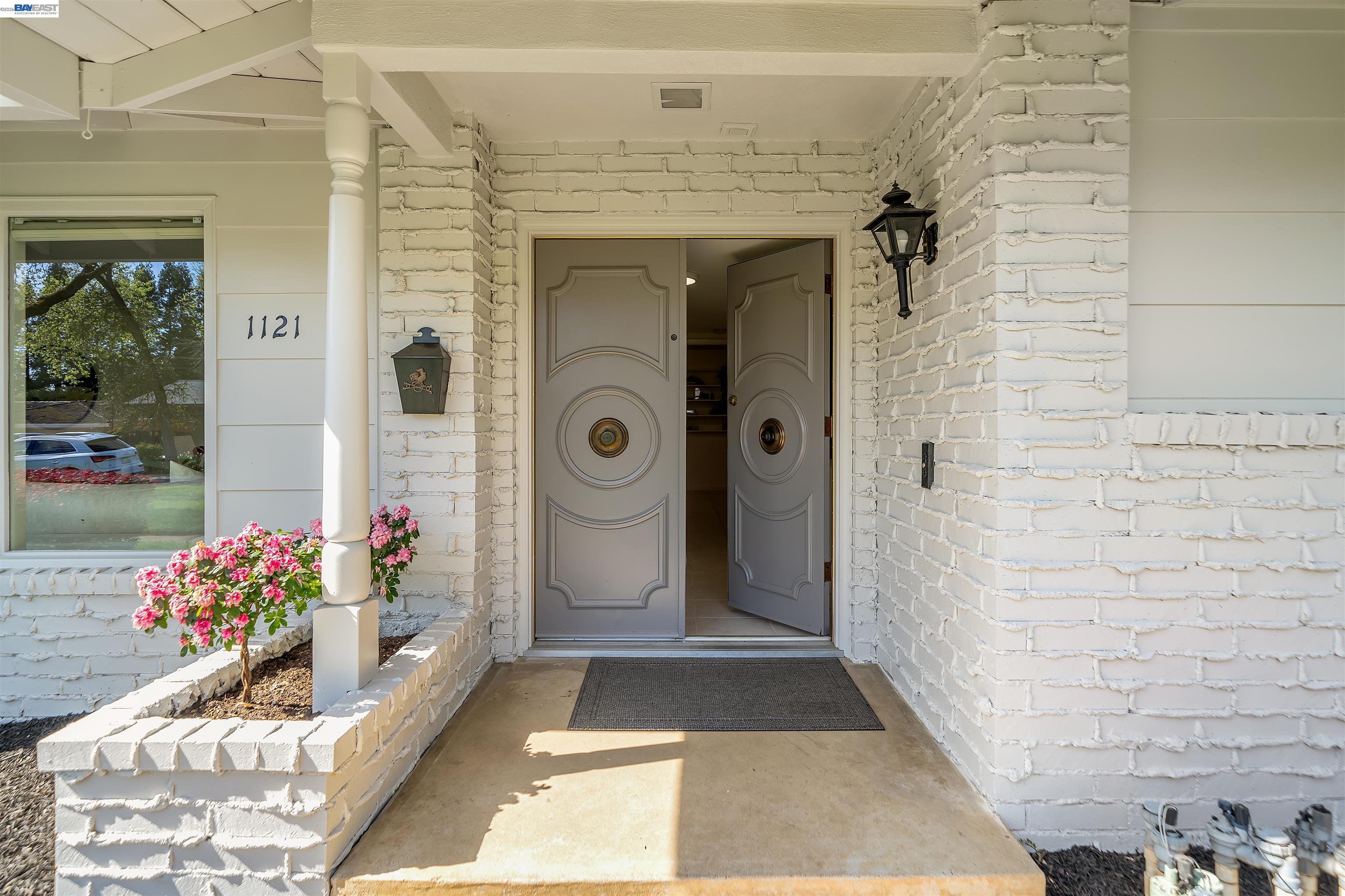 1121 El Sur Way