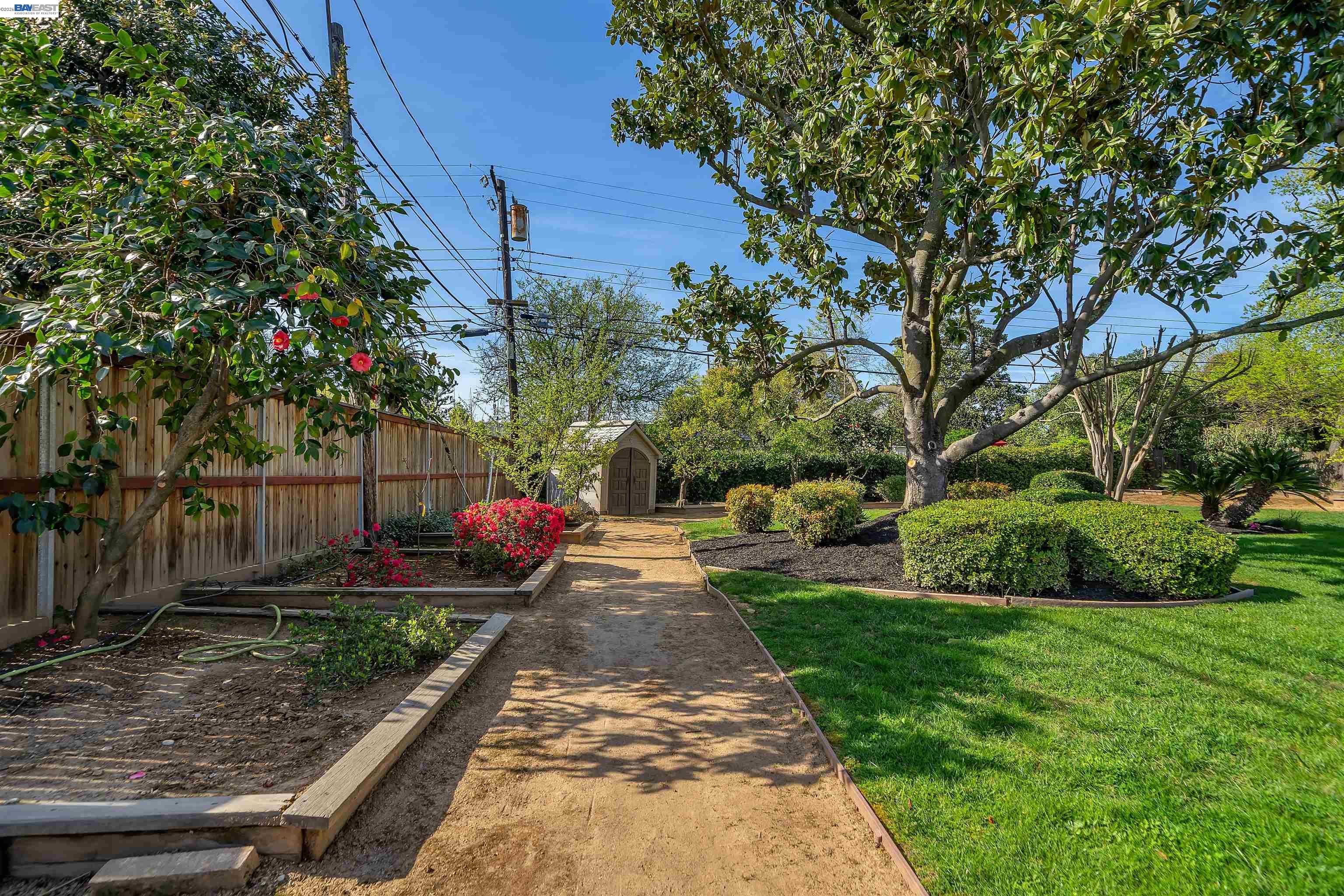 1121 El Sur Way
