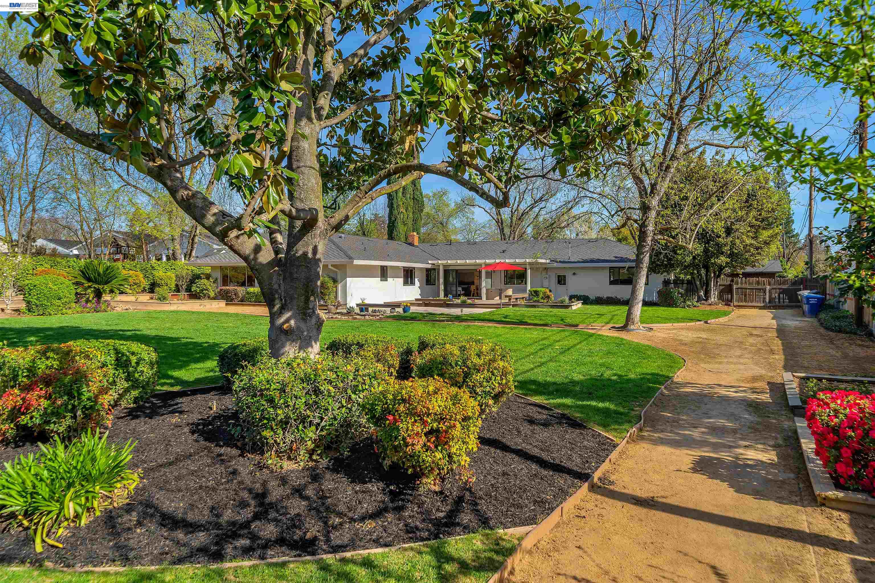 1121 El Sur Way