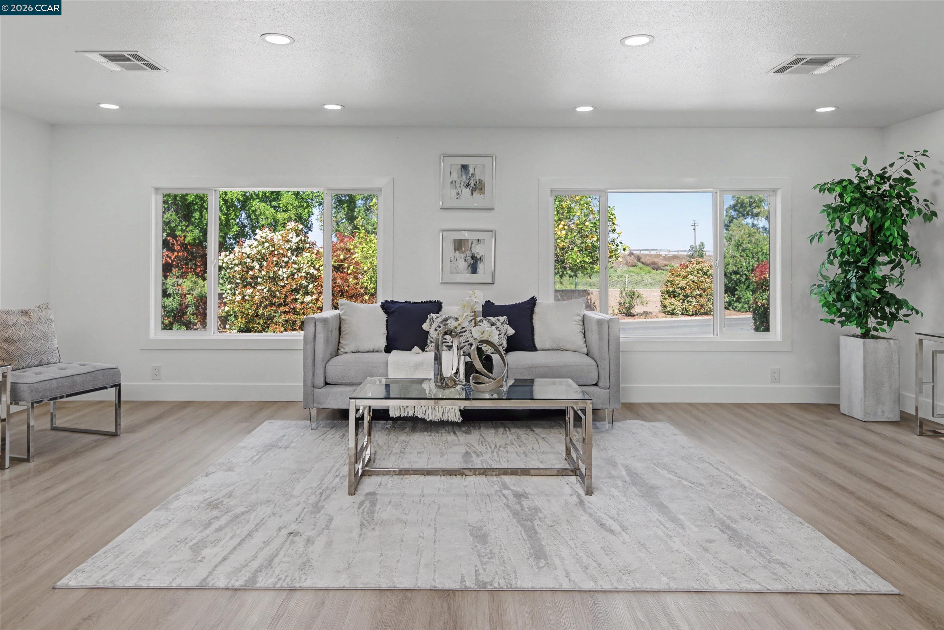 301 Avendia Flores