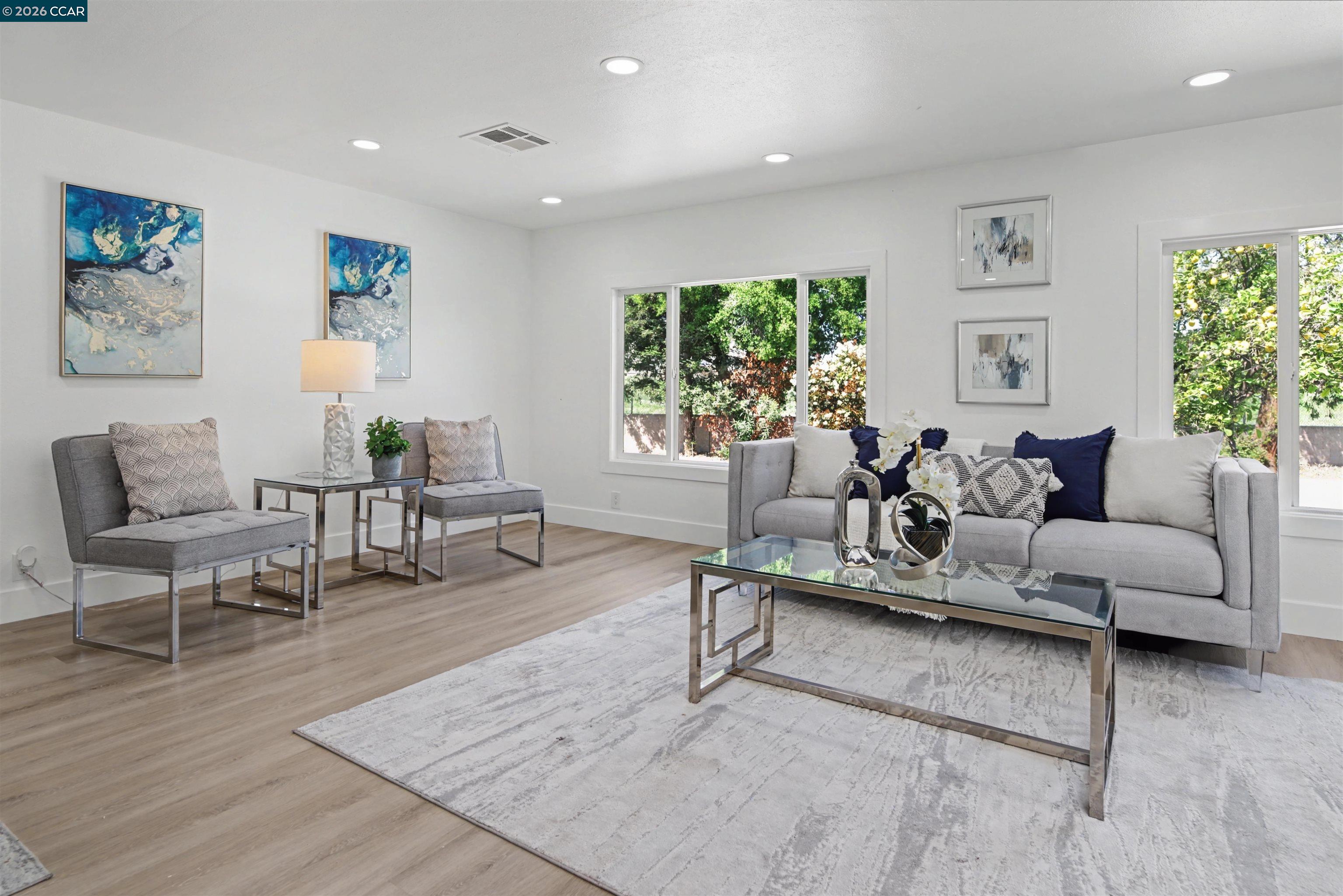 301 Avendia Flores