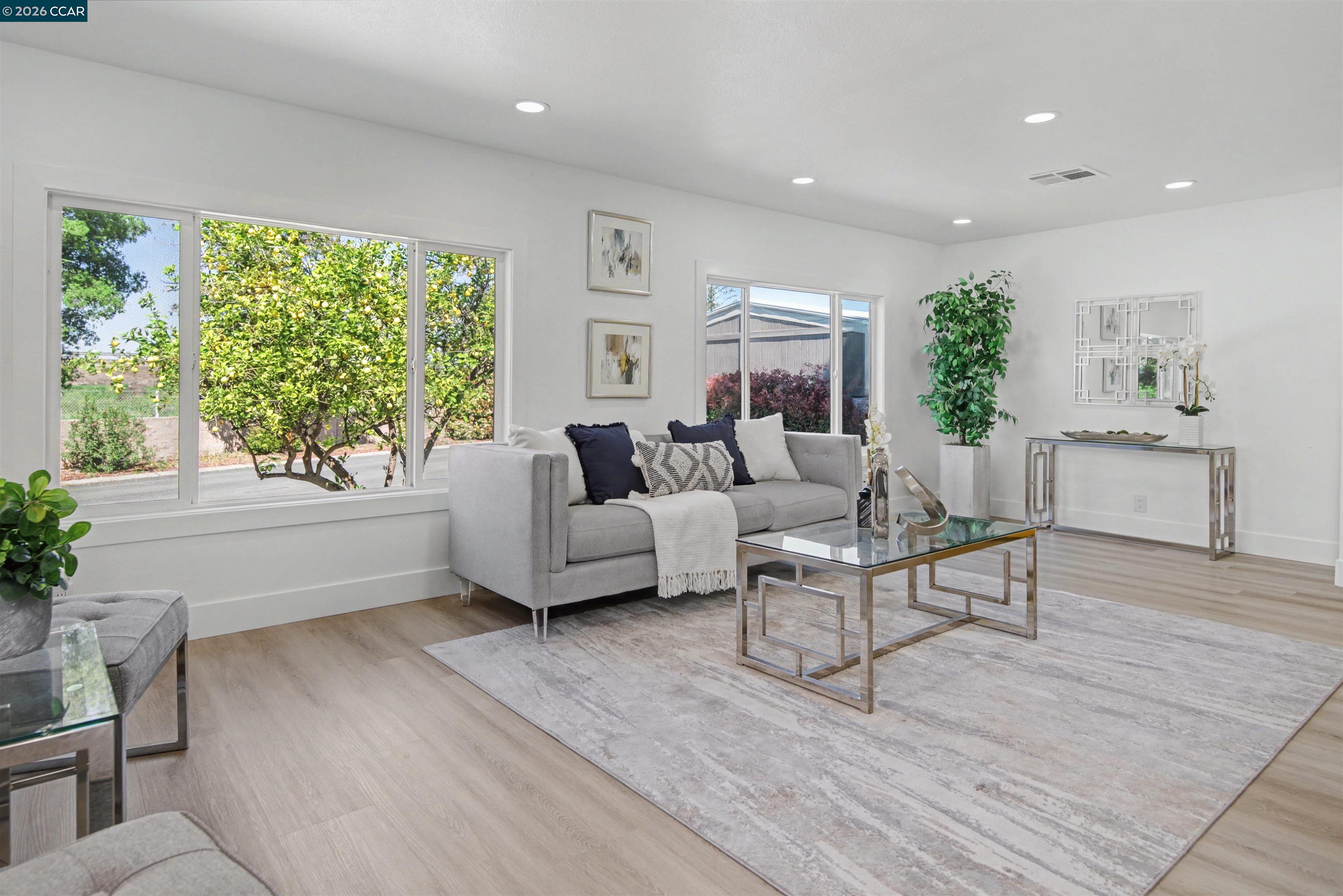 301 Avendia Flores